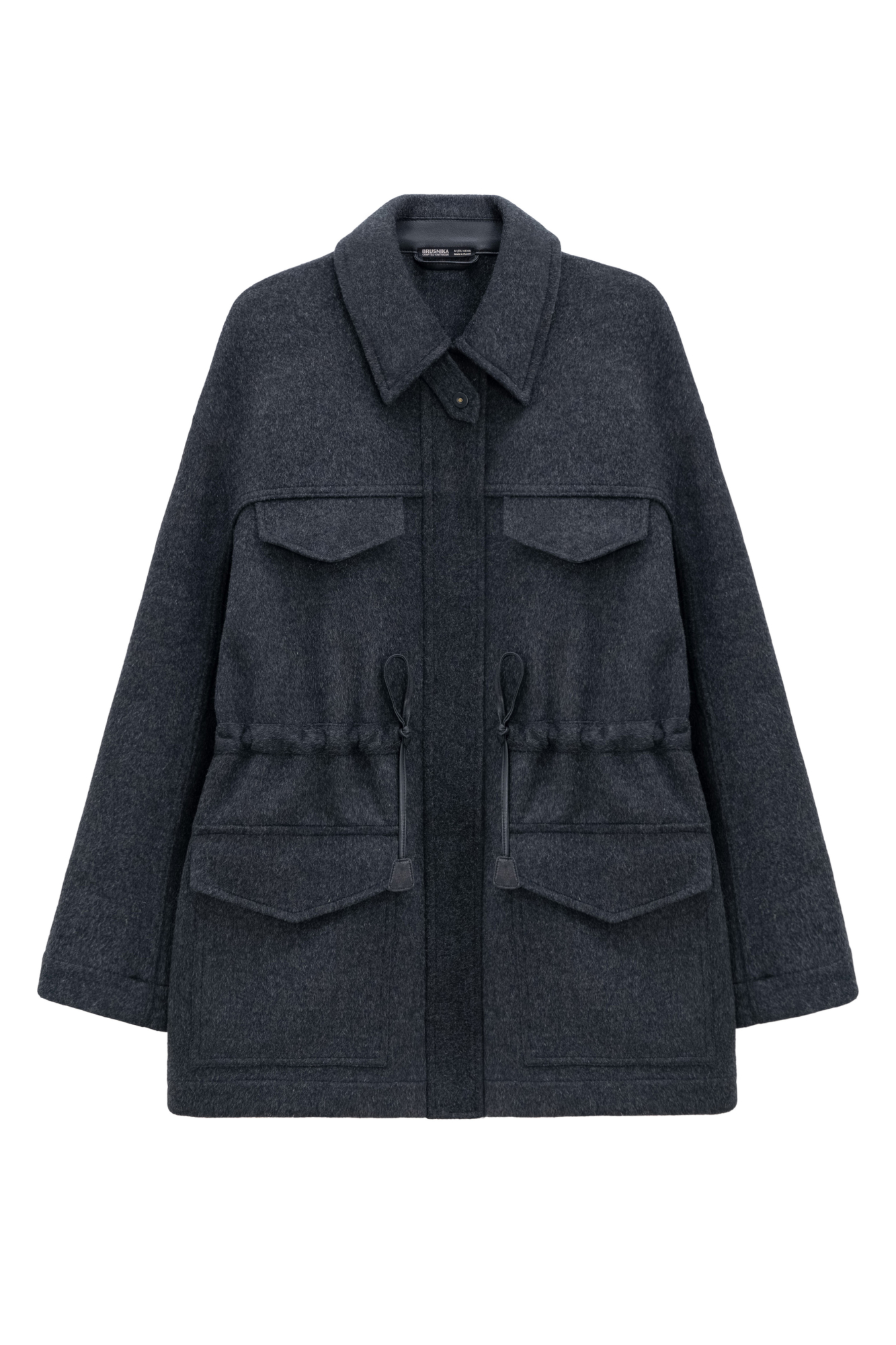 Куртка из 100% шерсти. Модель свободного силуэта со спущенной линией плеча, регулируемой кулиской на поясе и отложным воротником с патой. Изделие с накладными карманами. Застежка на молнию и магнитные кнопки под планкой.