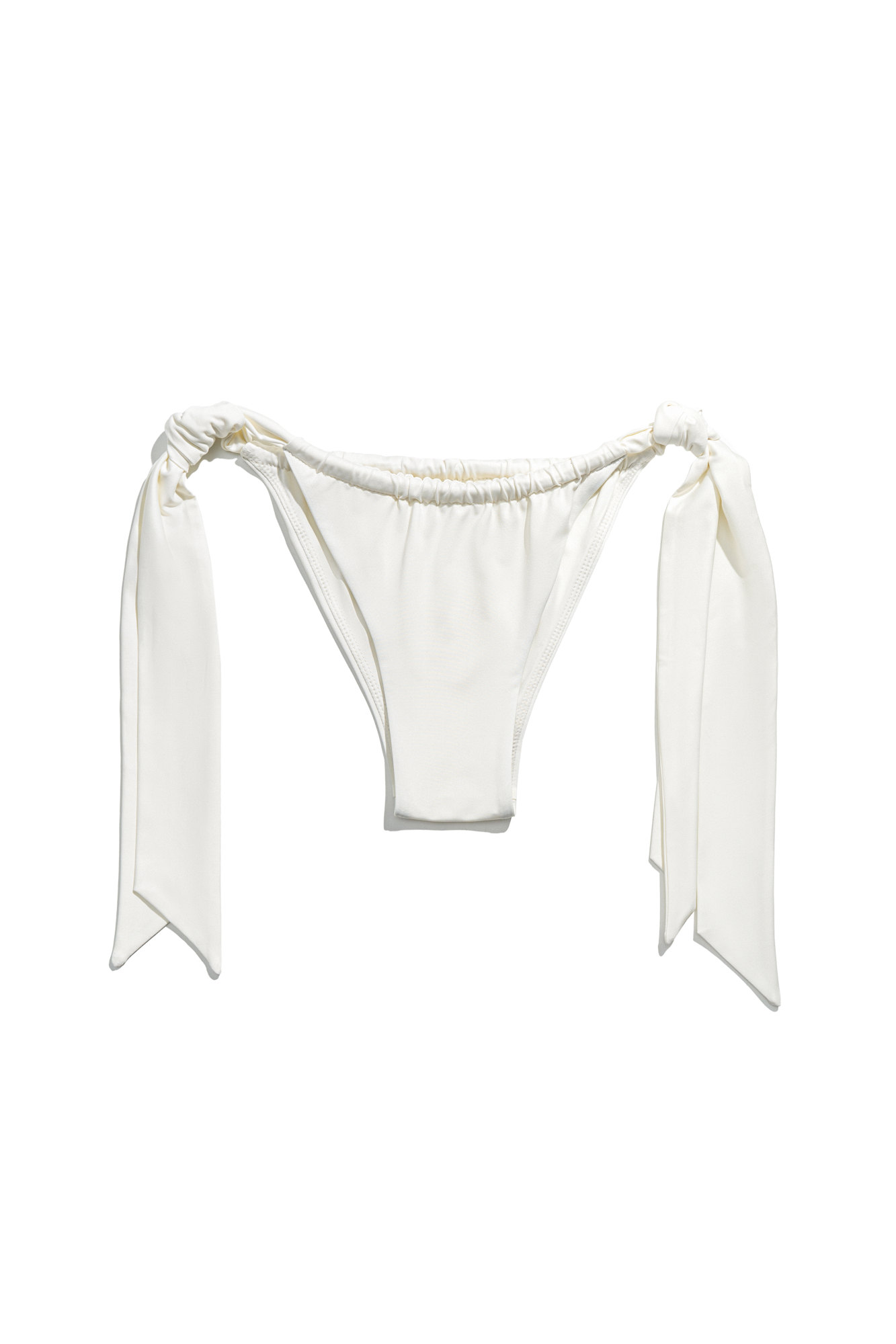 Плавки бразилиано, декорированные широкими лентами.