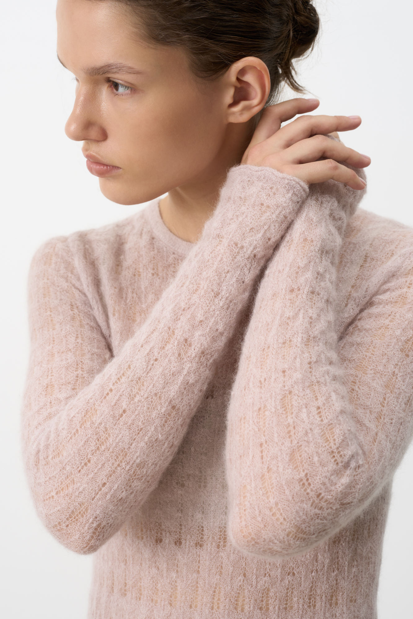 Ажурное платье длины миди из тонкой пряжи супер кид мохера и беби альпака. Модель приталенного силуэта, с длинными рукавами и круглым вырезом горловины. Платье-комбинация из вискозы в комплекте. 