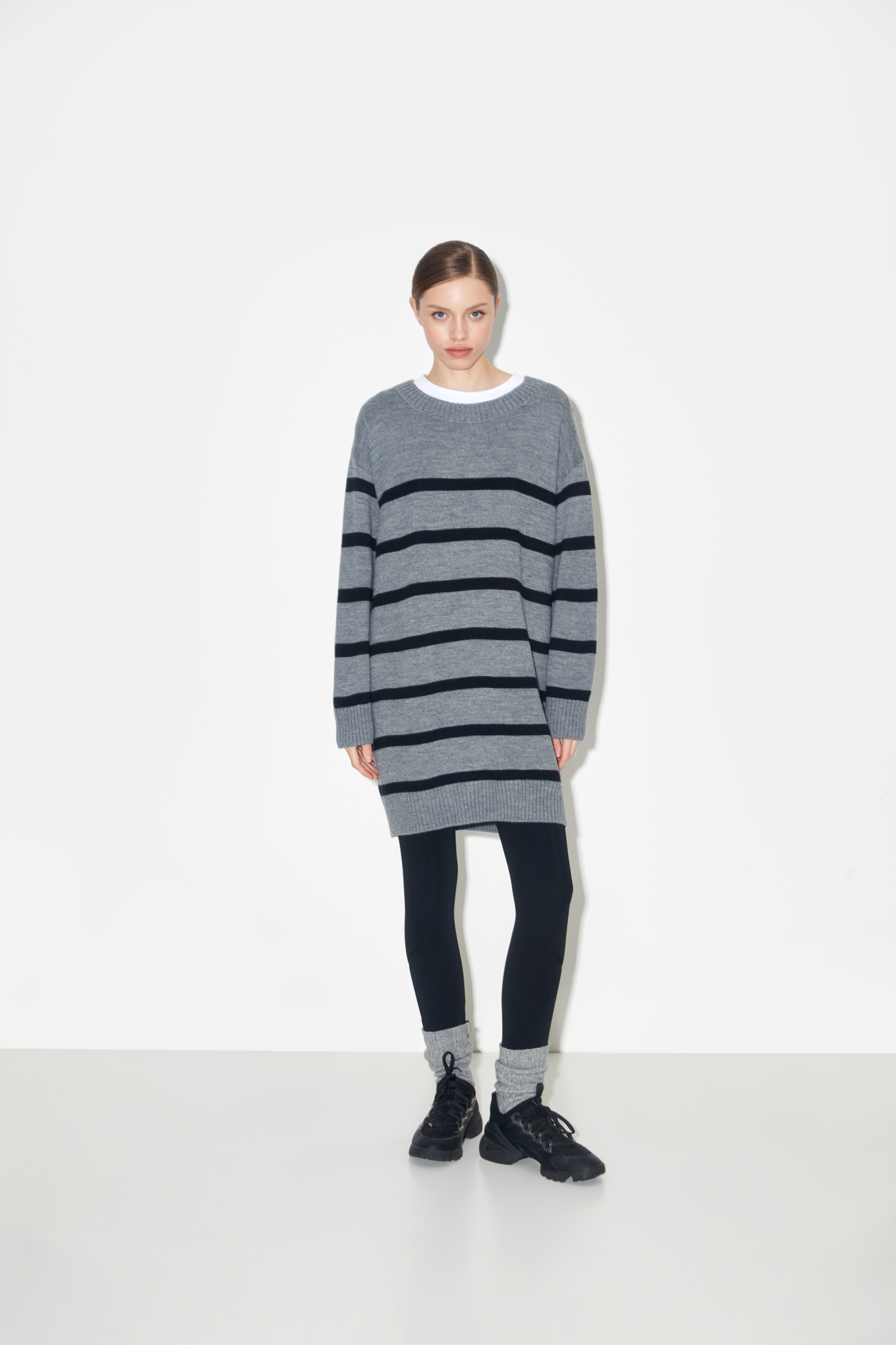 Трикотажный удлиненный джемпер в полоску с добавлением шерсти. Круглый вырез. Низ изделия на резинке. 