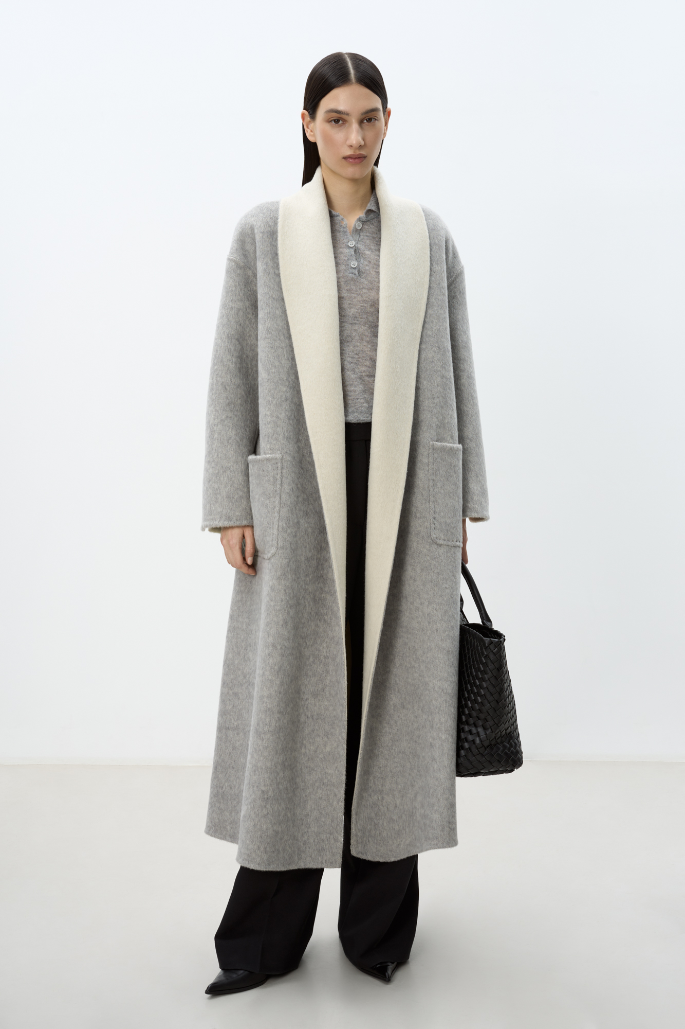 Пальто-халат из двусторонней ткани. В составе 80% шерсти с добавлением 10% ангоры и 10% шелка. Отложной воротник, накладные карманы и тонкий ремень в тон основной ткани. При пошиве этого изделия была использована технология double face, благодаря которой внутренняя сторона выглядит также аккуратно, как и внешняя.