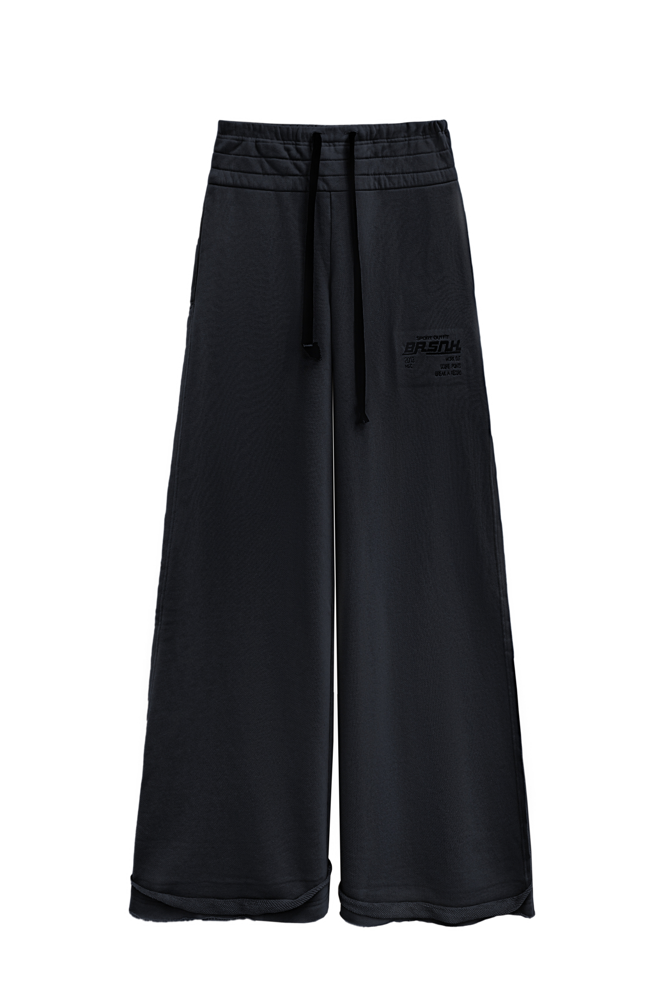 Широкие спортивные брюки из футера. Модель с широким поясом на кулиске и карманами. Изделие декорировано вышитым логотипом бренда и имитацией необработанного края.