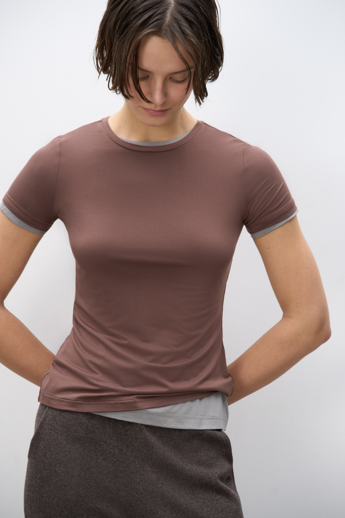 Футболка из модала облегающего силуэта. Модель с коротким рукавом и круглым вырезом горловины.