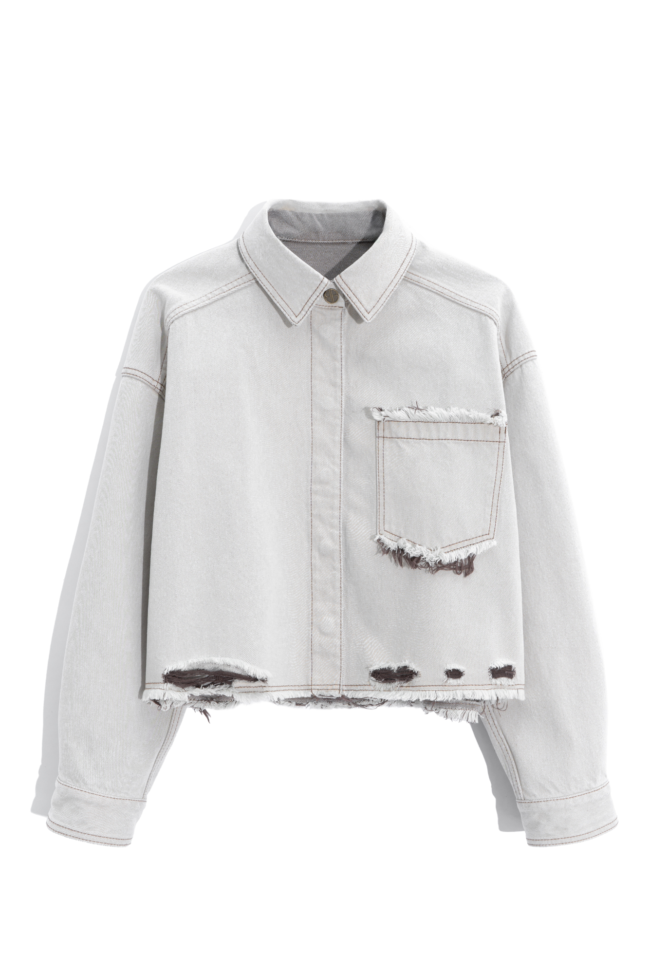 Укороченный джинсовый жакет из 100% хлопка. Модель прямого кроя с длинными рукавами на манжетах, отложным воротником и карманом на груди. Разрезы в стиле гранж и имитация необработанного края на кармане и по низу изделия. Застежка на пуговицу и кнопки под планкой.