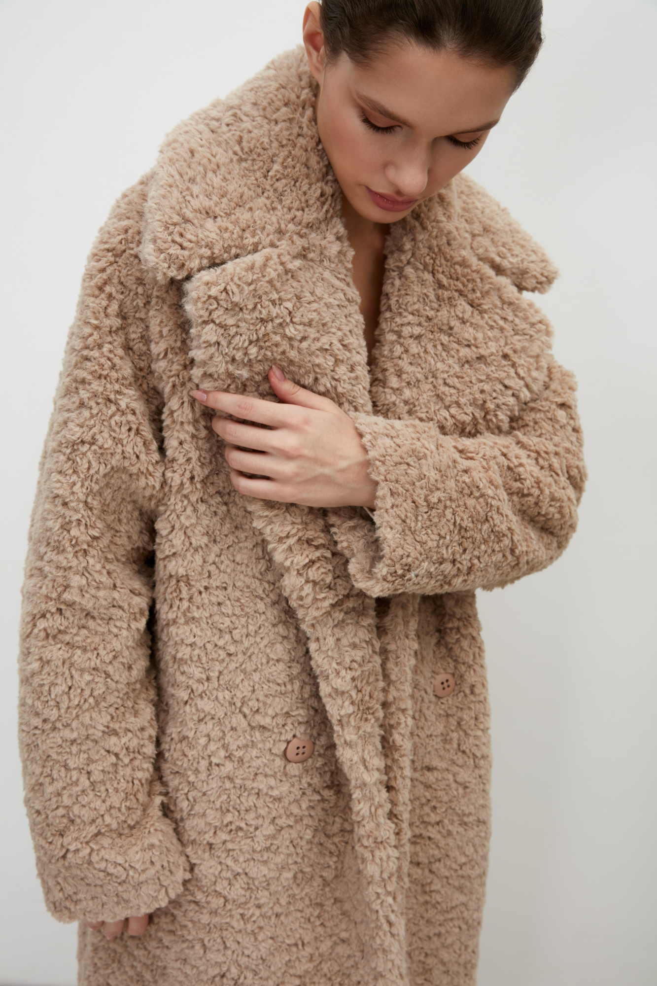 Шуба из экомеха с широким воротником. Модель прямого кроя с поясом из основого материала. Изделие на подкладке. Застежка на пуговицы.