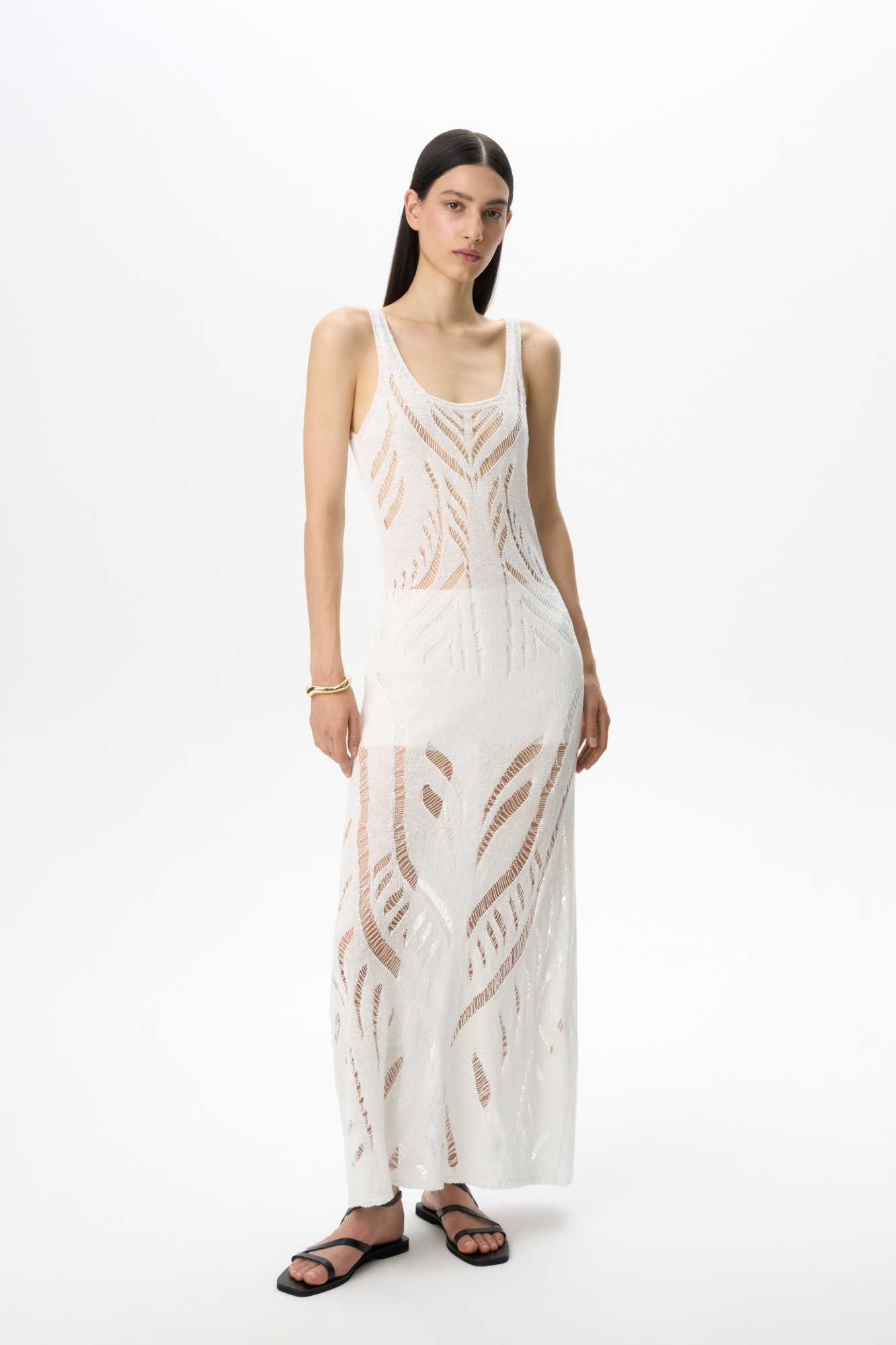 Трикотажный полупрозрачный сарафан из 100% льна с декоративными протяжками и открытой спиной.