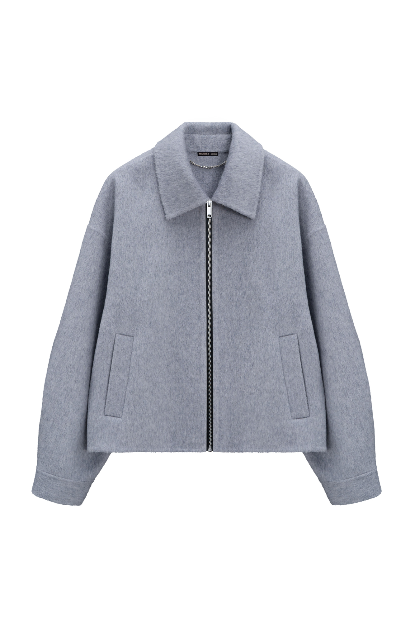 Жакет на молнии из 100% шерсти. Модель свободного кроя с отложным воротником, спущенной линией плеч и двумя боковыми карманами. Застежка на молнию. Брендированный ярлык на спине.