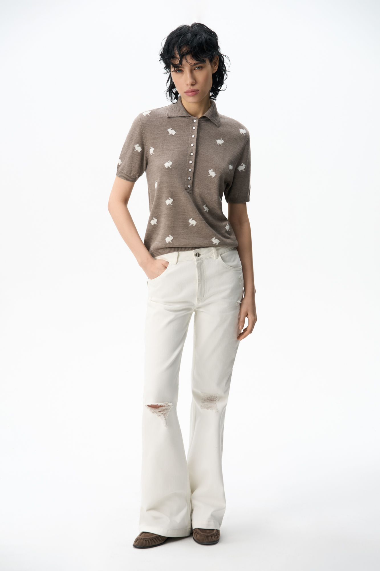 Джинсы прямого кроя с небольшим расклешением. Модель со шлевками на поясе для ремня, боковыми и задними карманами и застежкой на молнию и пуговицу. Изделие декорировано разрезами в стиле гранж.