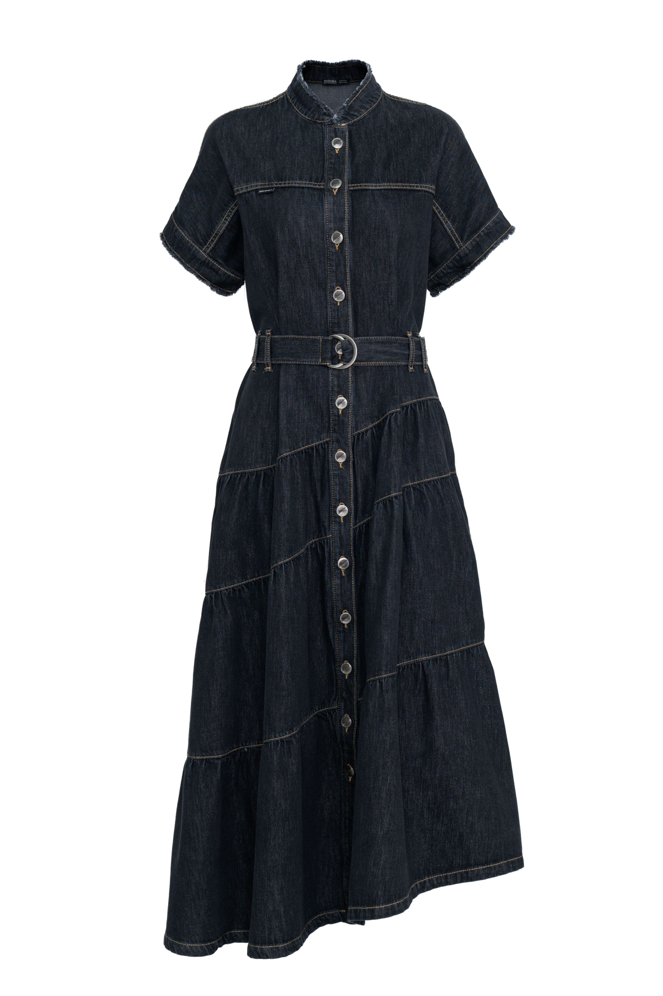 Джинсовое платье-рубашка с асимметричным низом и поясом в тон. Застёжка на пуговицы обеспечит удобство надевания и регулировку глубины выреза.