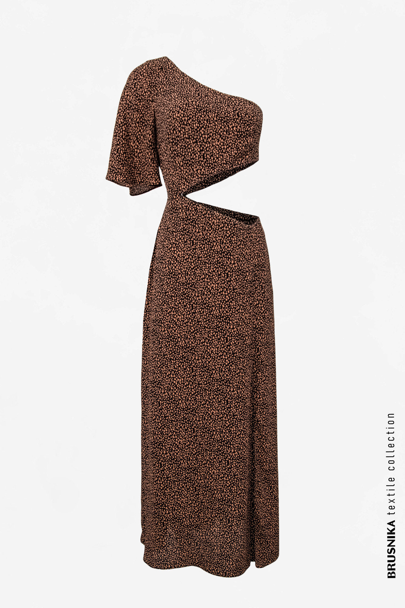 Платье из вискозы с открытым плечом, вырезом на талии и разрезом сбоку.