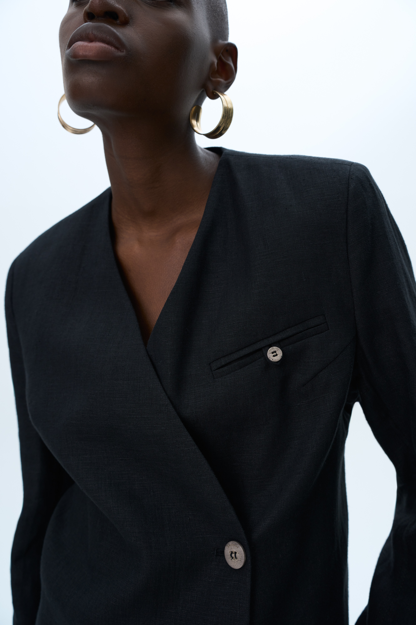 Укороченный жакет на запах из 100% льна. Модель приталенного силуэта с карманом на груди. Застежка на пуговицу. Дополнить образ можно брюками в таком же стиле.