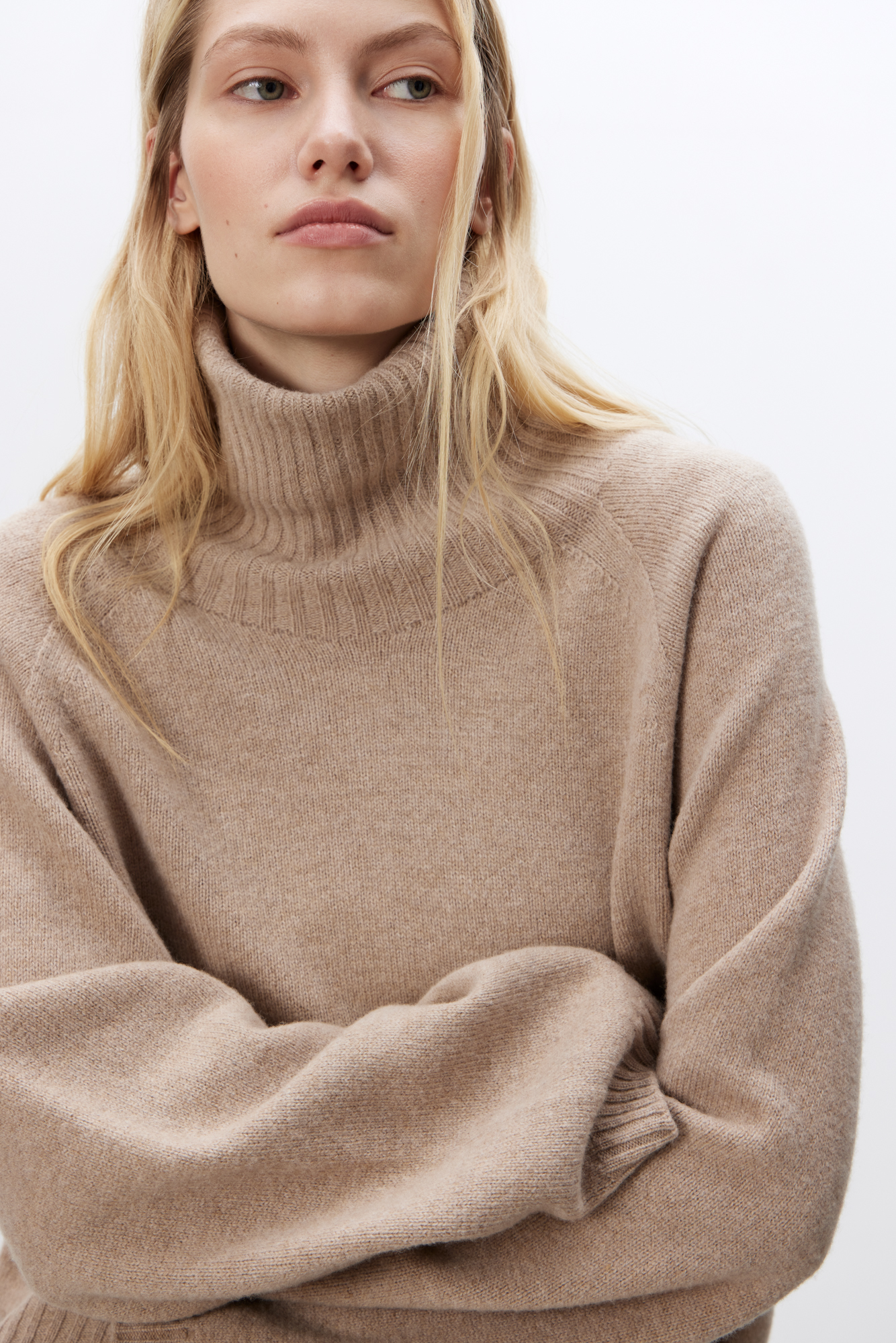 Трикотажный джемпер из шерсти с добавлением кашемира. Модель с высоким воротником в рубчик, спущенной линией плеча и жаккардовым рисунком в виде сердца на спине.