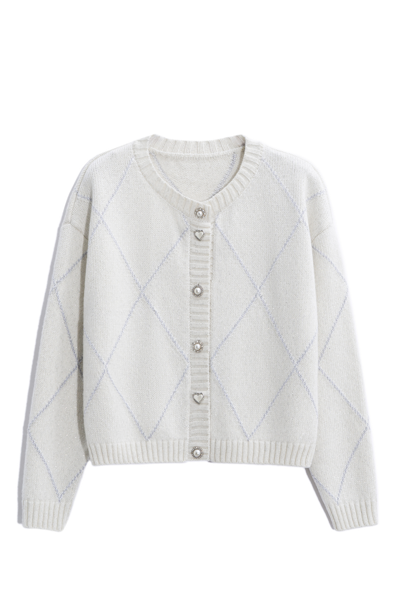 Трикотажный кардиган с узором аргайл из шерсти яка с добавлением люрекса. Модель свободного силуэта со спущенной линией плеч, круглым вырезом горловины и застежкой на крупные пуговицы. Края изделия выполнены в рубчик.