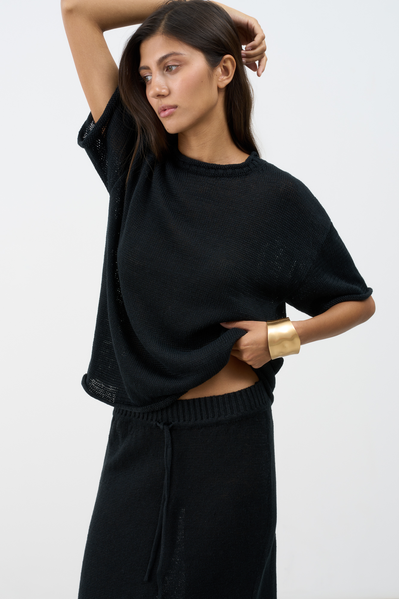 Трикотажная футболка из 100% льна. Модель свободного силуэта со спущенной линией плеча, коротким рукавом и круглымм вырезом горловины.