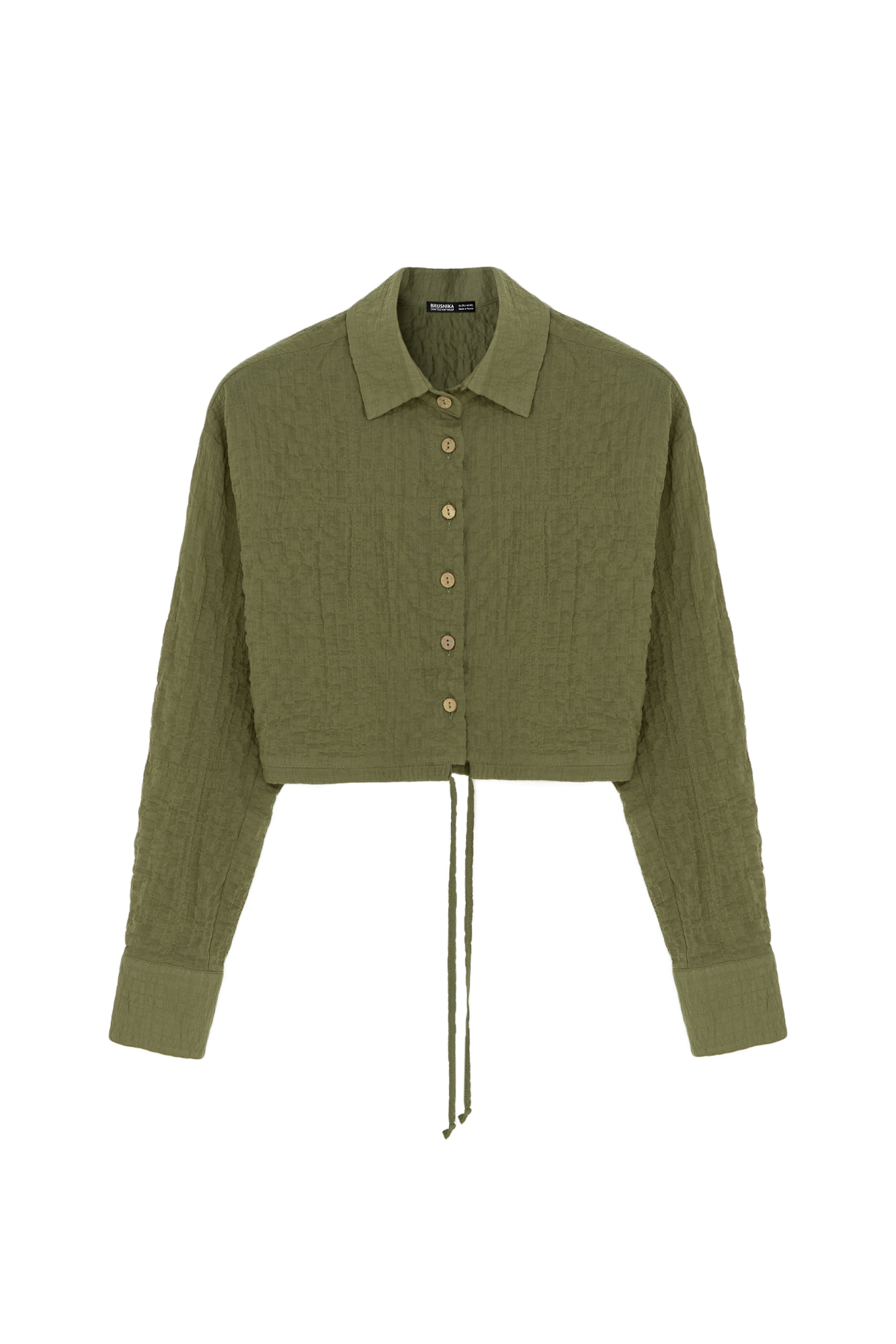 Укороченная рубашка из текстурной марлевки. Модель прямого кроя, с длинными рукавами, классическим отложным воротником, кулиской по низу и застежкой на пуговицы. 