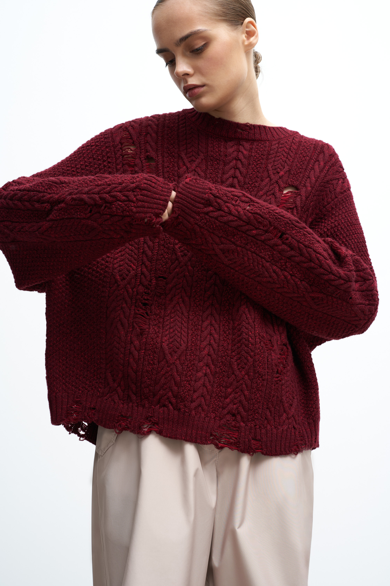 Трикотажный джемпер с разрезами в стиле гранж. Модель свободного силуэта из смесовой шерсти со спущенным плечом.