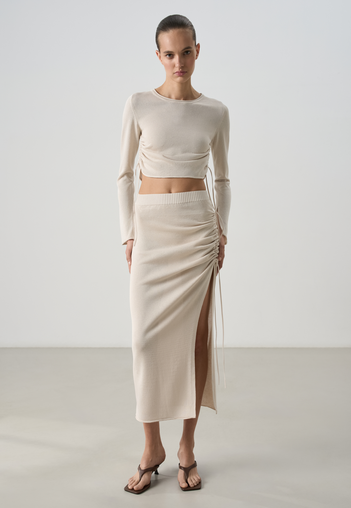 Юбка длины макси из вискозы. Модель приталенного силуэта с широким эластичным поясом на резинке, асимметричной драпировкой и кулиской.