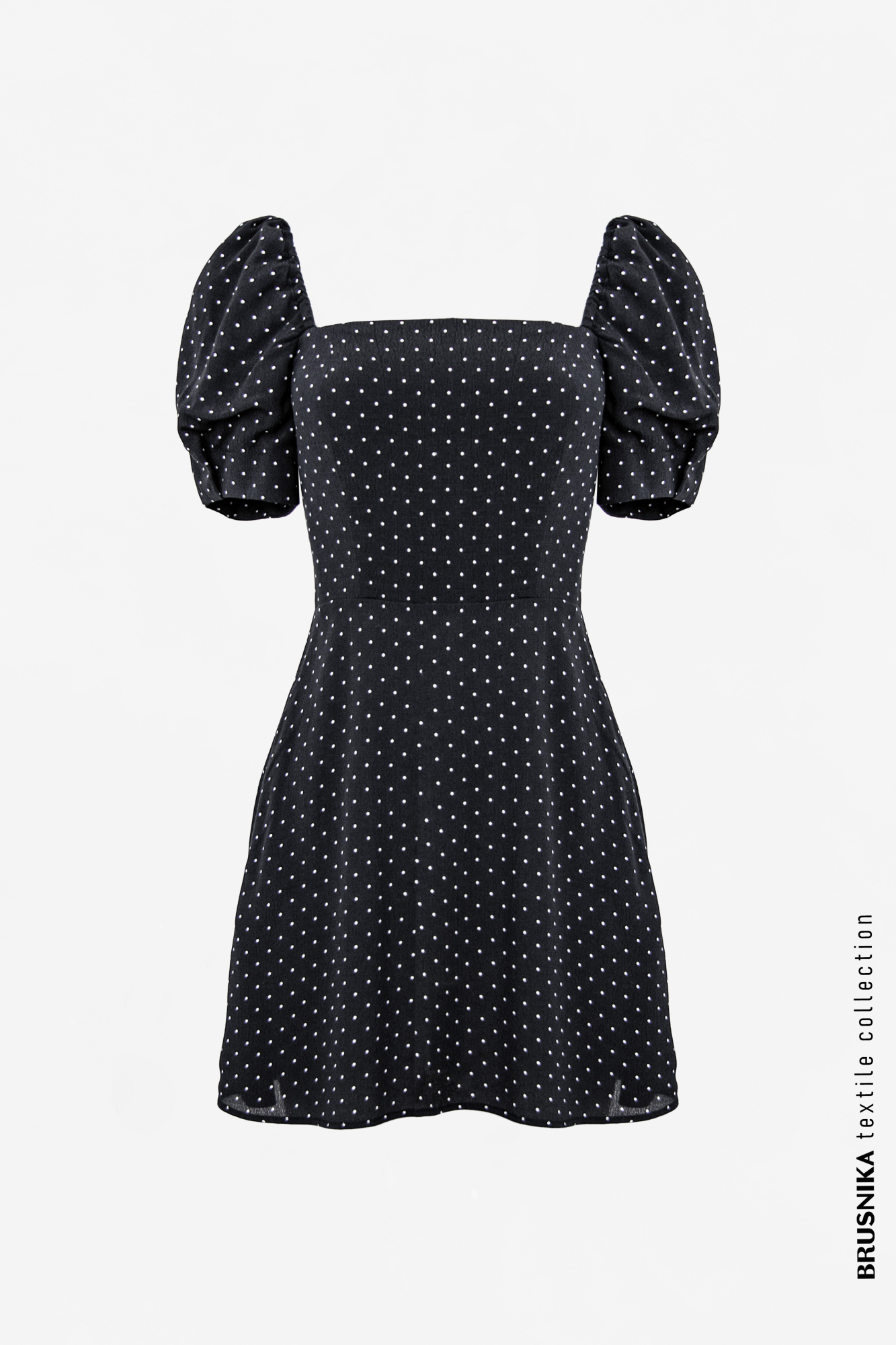 Короткое платье из 100% вискозы в горошек с пышным рукавом.