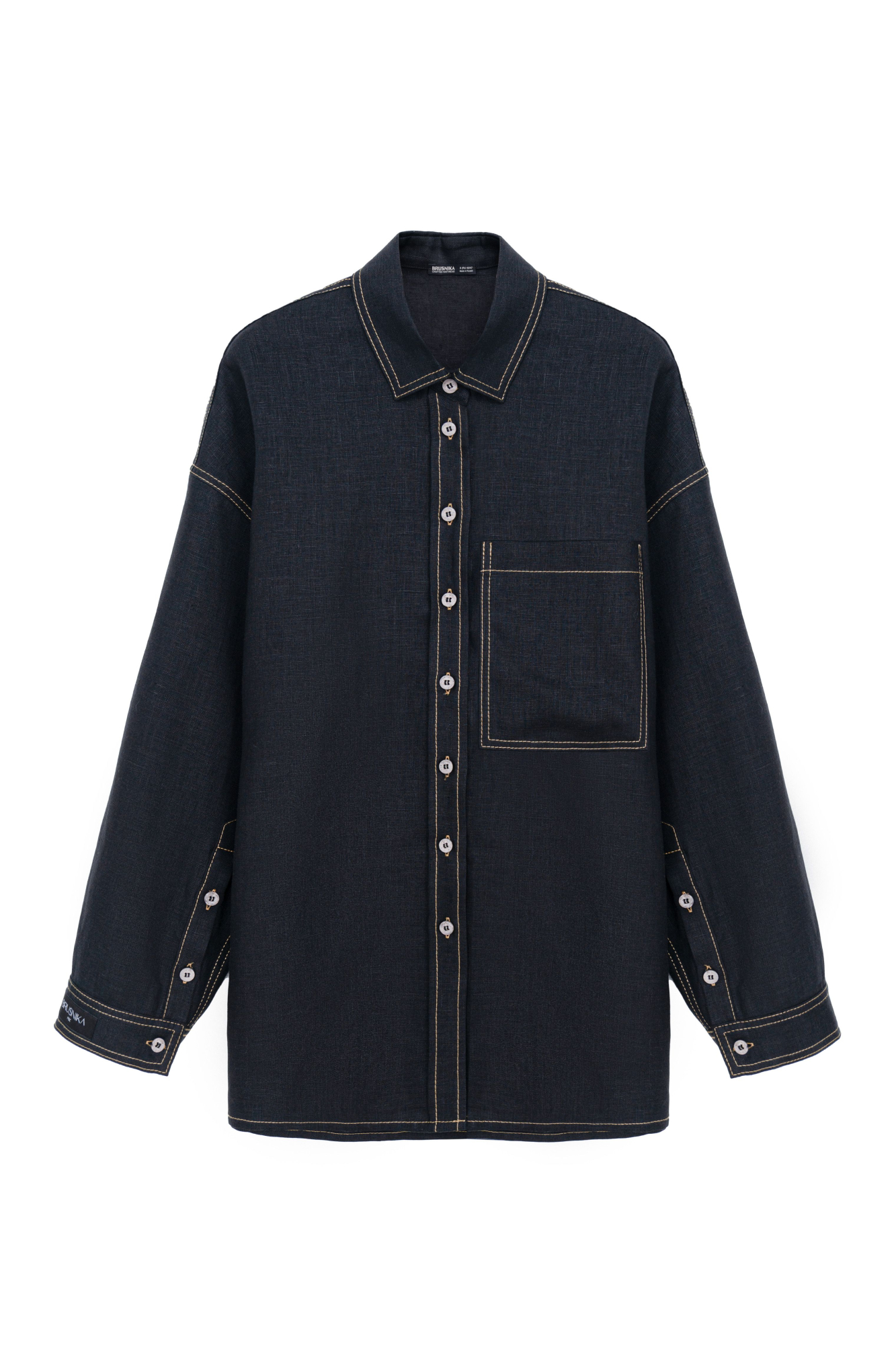 Льняная рубашка с накладным карманом на груди. Модель свободного силуэта с классическим отложным воротником, спущенной линией плеч и большим нагрудным карманом. Застежка на пуговицы. Изделие декорировано брендированным ярлыком на рукаве и пуговицами на манжетах рукавов.