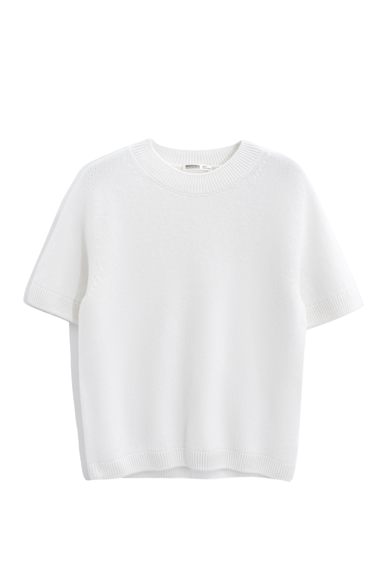 Трикотажная футболка из 100% кашемира. Модель свободного силуэта, с коротким рукавом и круглым вырезом горловины. Края изделия выполнены в рубчик.