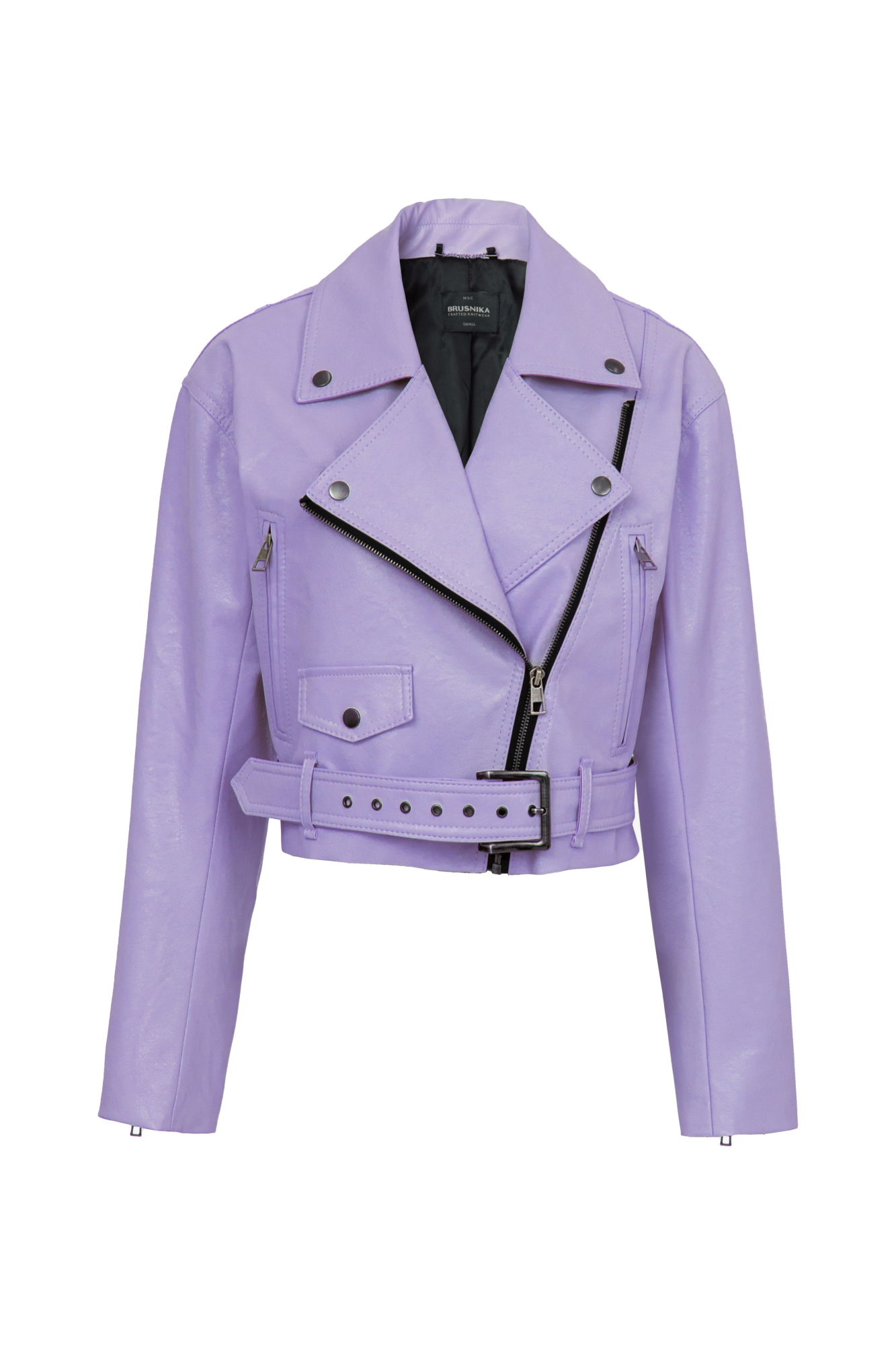 Короткая куртка-косуха из экокожи. Модель с отложным воротником, лацканами, боковыми карманами на молниях и накладным карманом на кнопке. Изделие дополнено шлевками на поясе и широким ремнем с люверсами и пряжкой. Застежка на молнию.