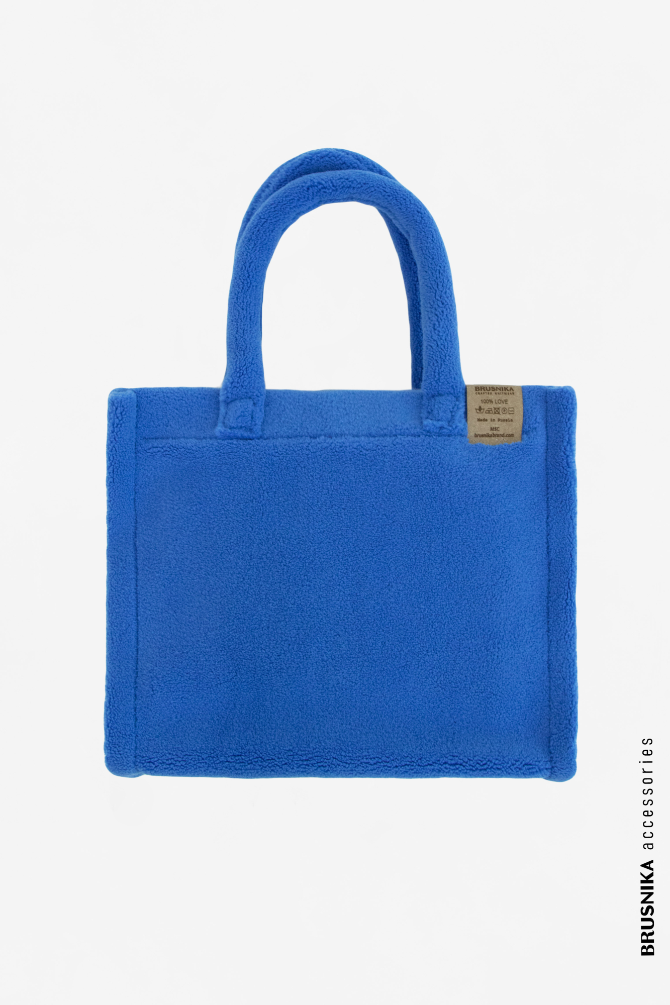 Сумка из экомеха с двумя плечевыми ремнями. Аксессуар&nbsp;&nbsp;гармонично сморится с вязаными изделиями и верхней одеждой из меха.