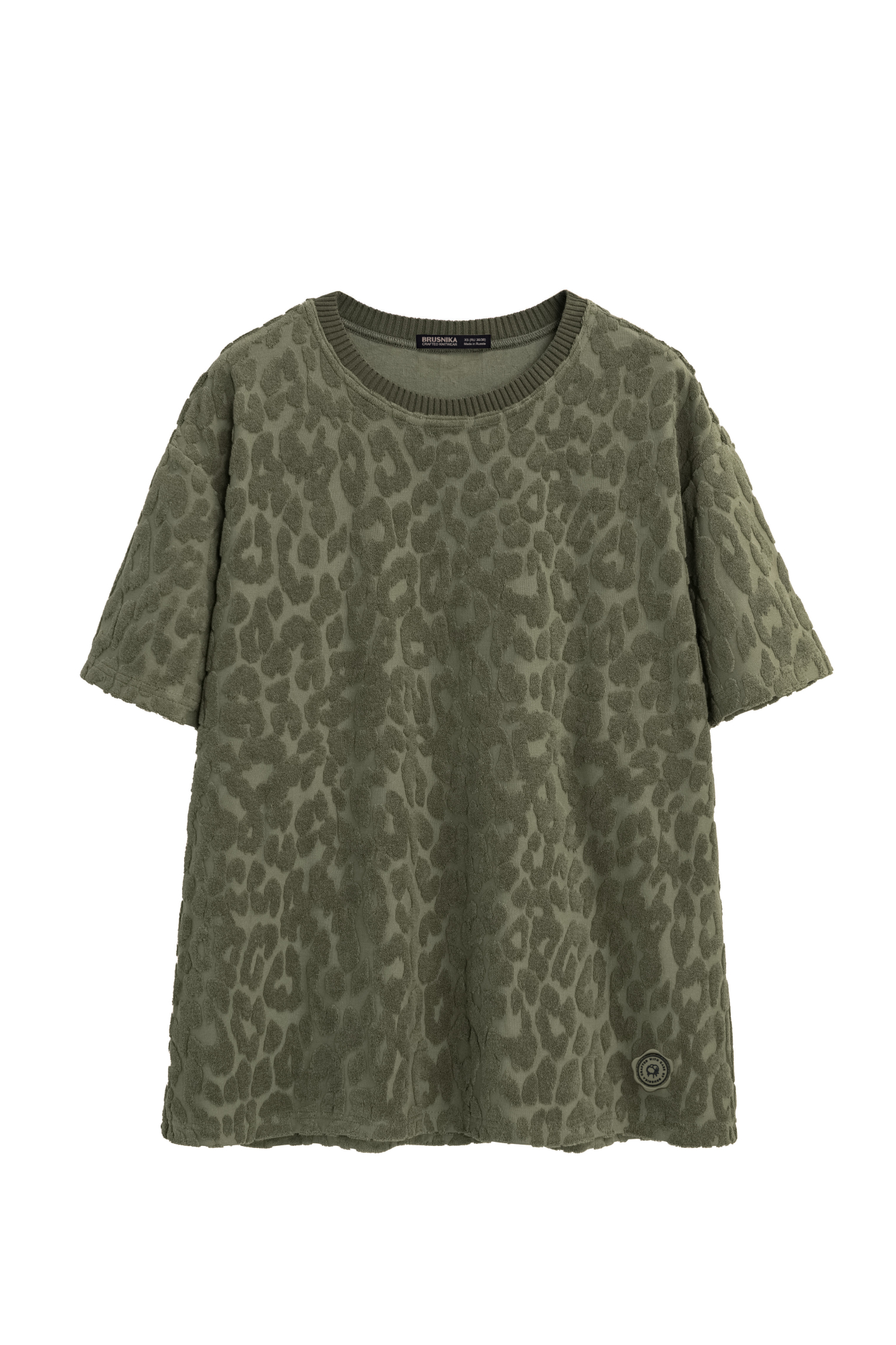 Длинная футболка из махрового трикотажа. Модель свободного силуэта со спущенной линией плеча. Дополнить образ можно шортами в таком же стиле.