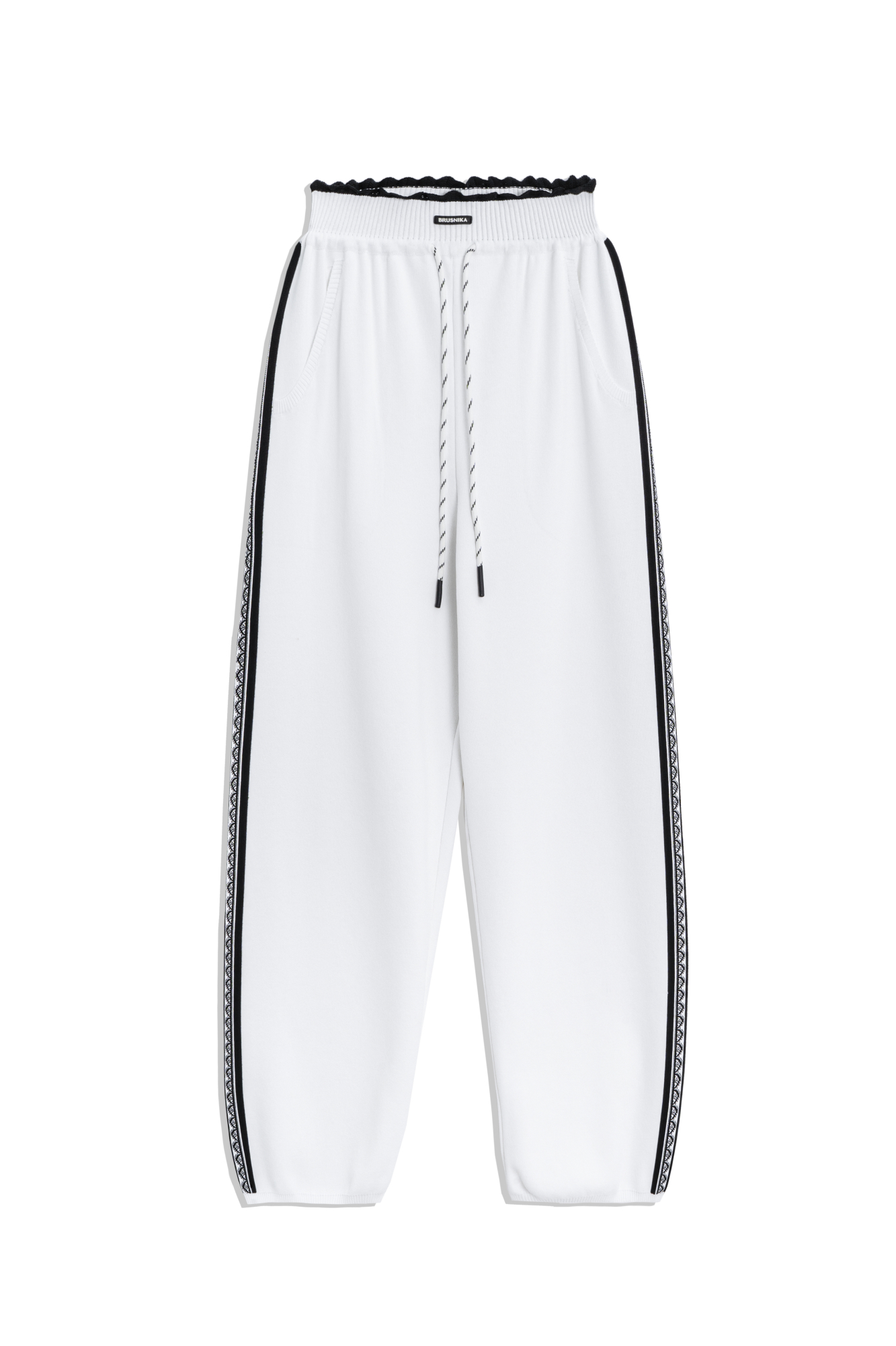 Трикотажные брюки-джоггеры из вискозы. Модель на широкой эластичной резинке, дополненной кулиской и карманами. Изделие декорировано жаккардовым узором в виде кружева.&nbsp;&nbsp;