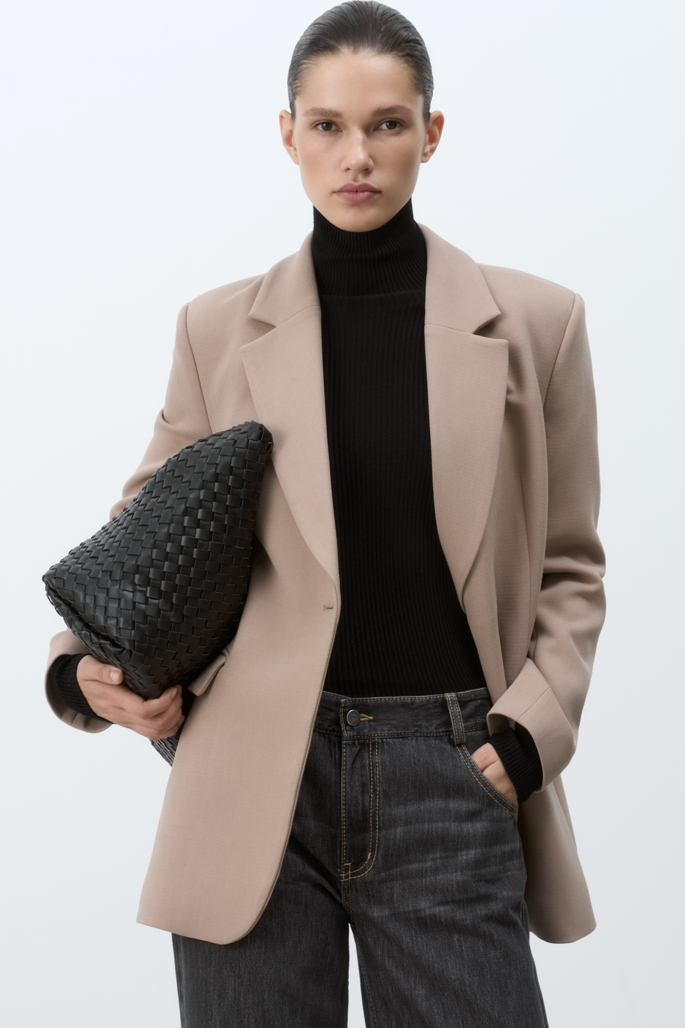 Однобортный жакет из поливискозы, приталенного силуэта, с карманами и застежкой на пуговице.