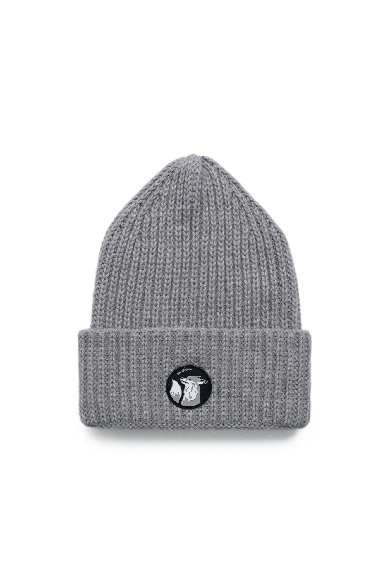 Шапка из шерсти альпака с отворотом и логотипом бренда.