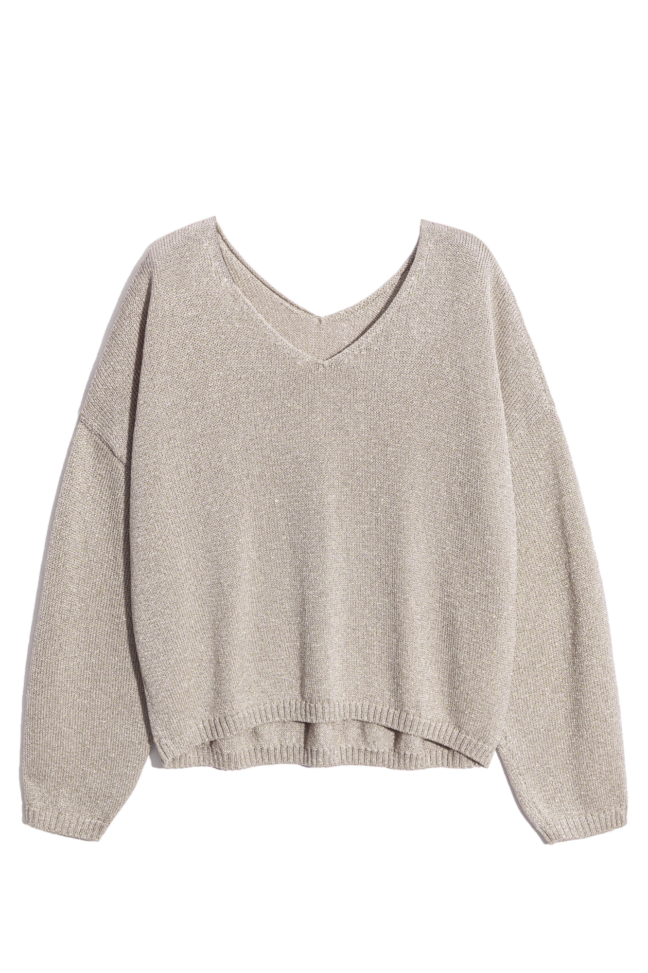 Джемпер из вискозы с добавлением люрекса. Модель свободного силуэта, со спущенной линией плеч и V-образным вырезом. Манжеты рукавов и низ изделия выполнены в рубчик.&nbsp;&nbsp;