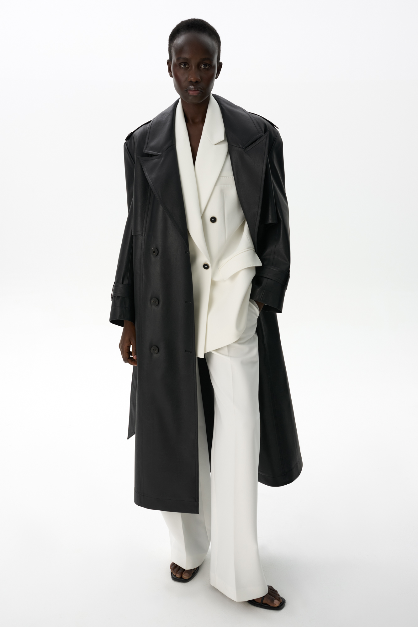 Классические брюки из вискозы со стелками. Модель прямого кроя с карманами, шлевками на поясе для ремня и застежкой на молнию и пуговицу.