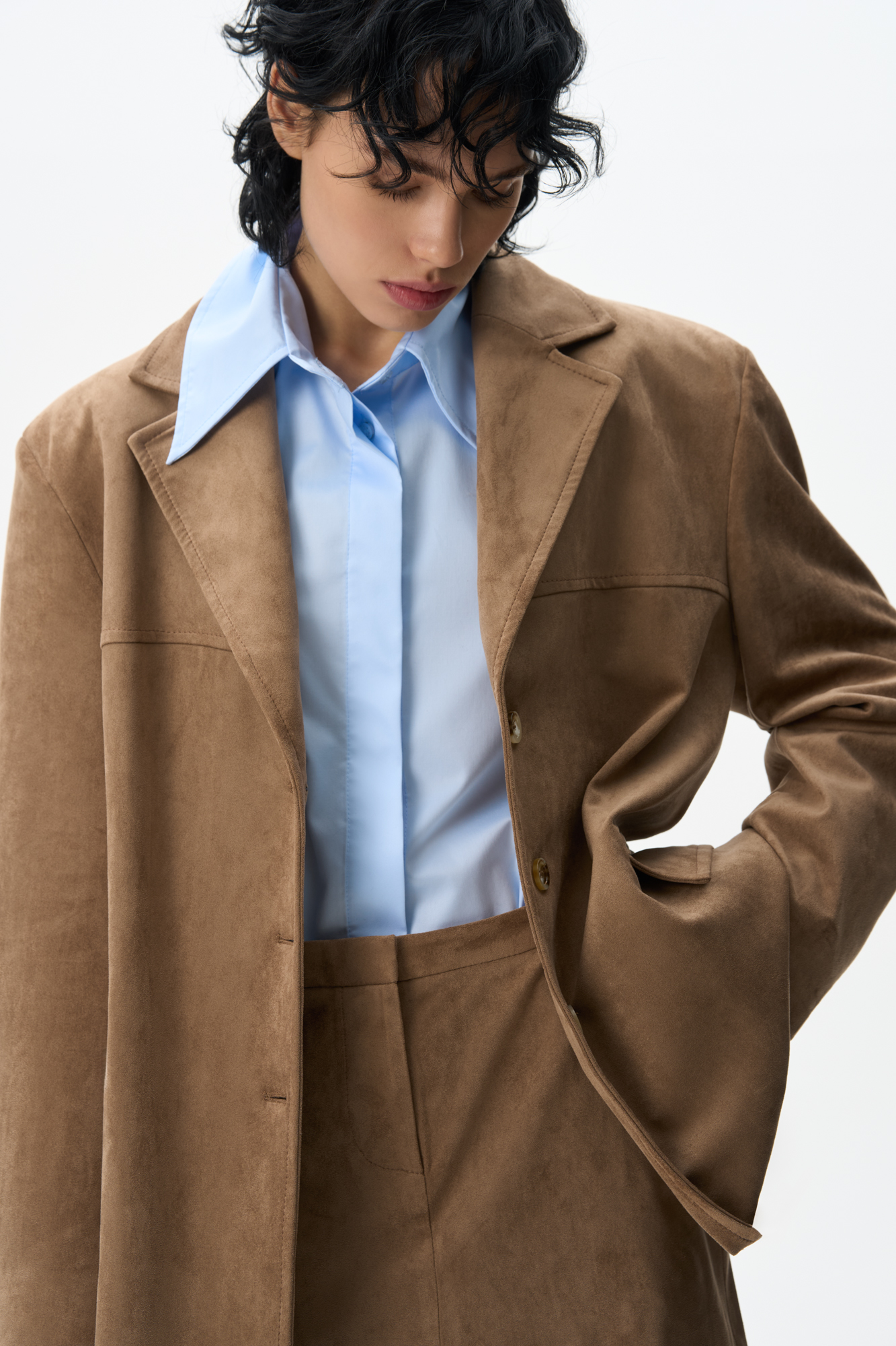 Однобортный жакет из ткани с имитацией внешнего вида и свойств натуральной замши. Модель с классическим отложным воротником и боковыми карманами с клапанами. Отделка строчкой в тон. Застежка на три пуговицы. Изделие на подкладке.