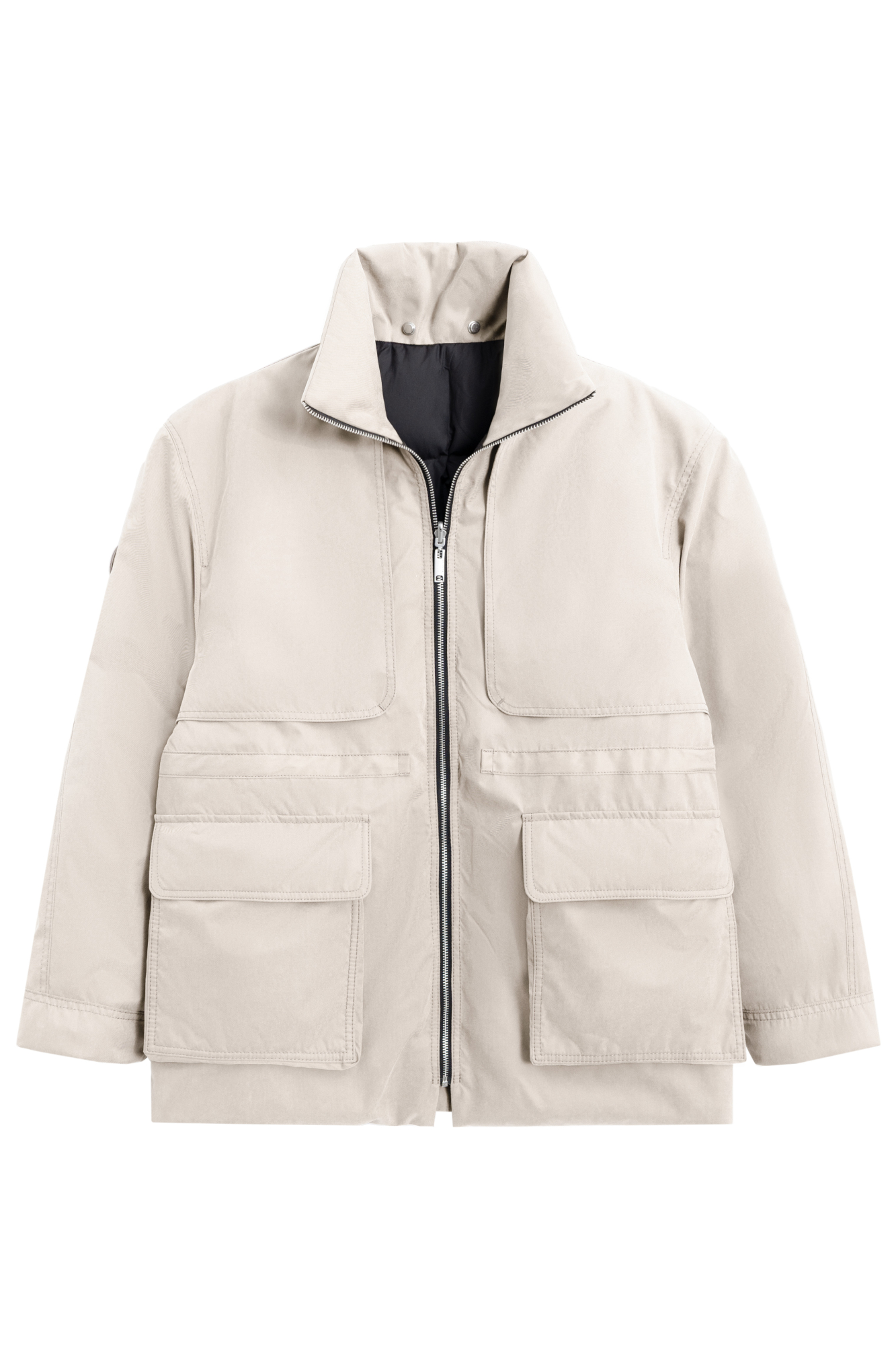 Двусторонний пуховик. Модель свободного силуэта с регулируемой кулиской на талии, большими накладными карманами с клапанами и воротником-стойкой. В комплекте к куртке идет дополнительный объемный воротник и капюшон. Застежка на молнию.