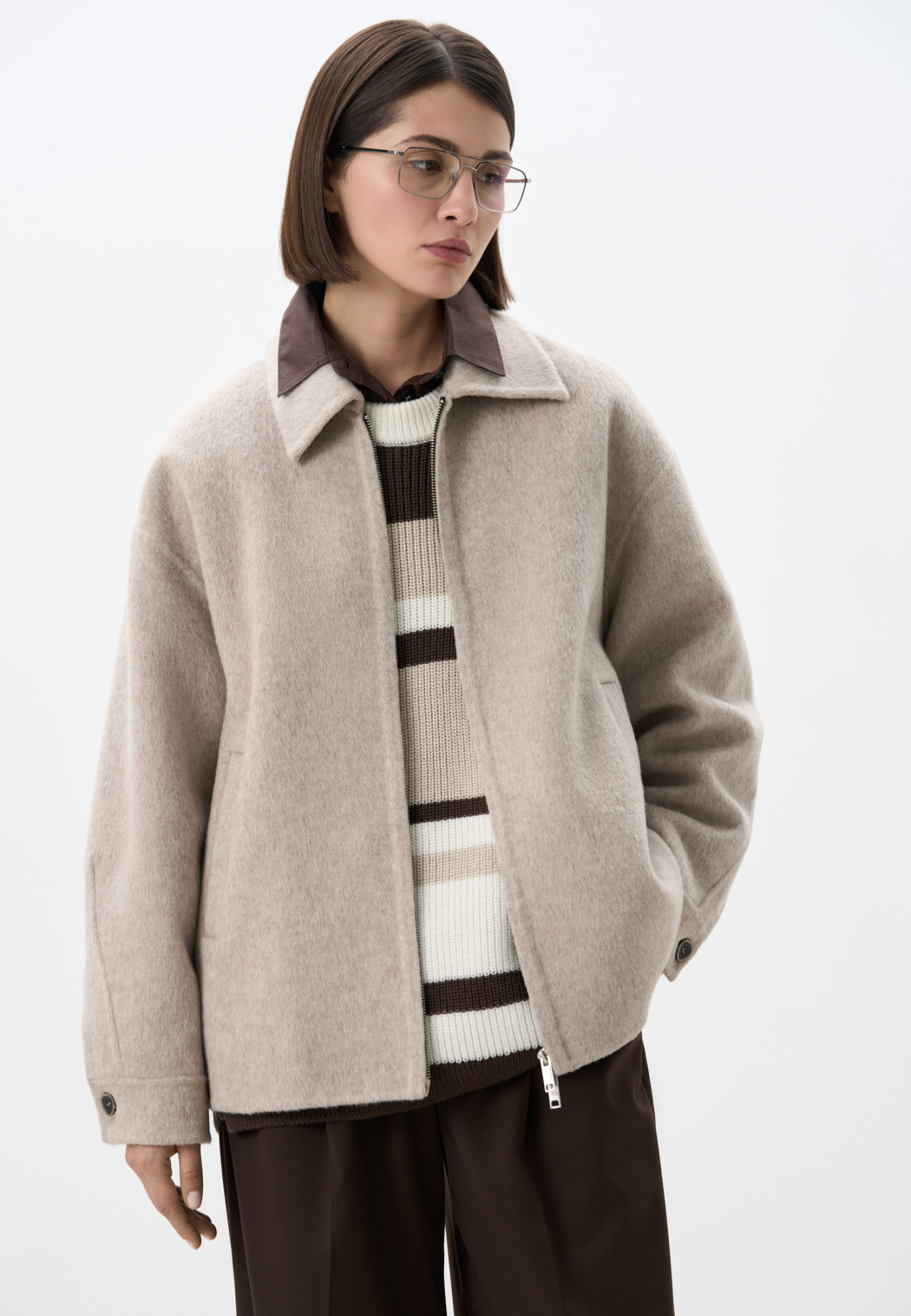 Куртка на молнии из мягкой шерстяной ткани с добавлением верблюжьей шерсти и шелка. Модель свободного кроя с отложным воротником, спущенной линией плеч и двумя боковыми карманами. Застежка на молнию. При пошиве этого изделия была использована технология double face, благодаря которой внутренняя сторона выглядит также аккуратно, как и внешняя.