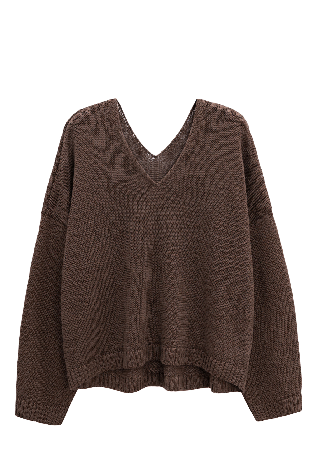 Трикотажный джемпер из 100% льна с V-образным вырезом. Модель прямого силуэта с длинным рукавом и удлиненной спинкой. Края изделия выполнены в рубчик.