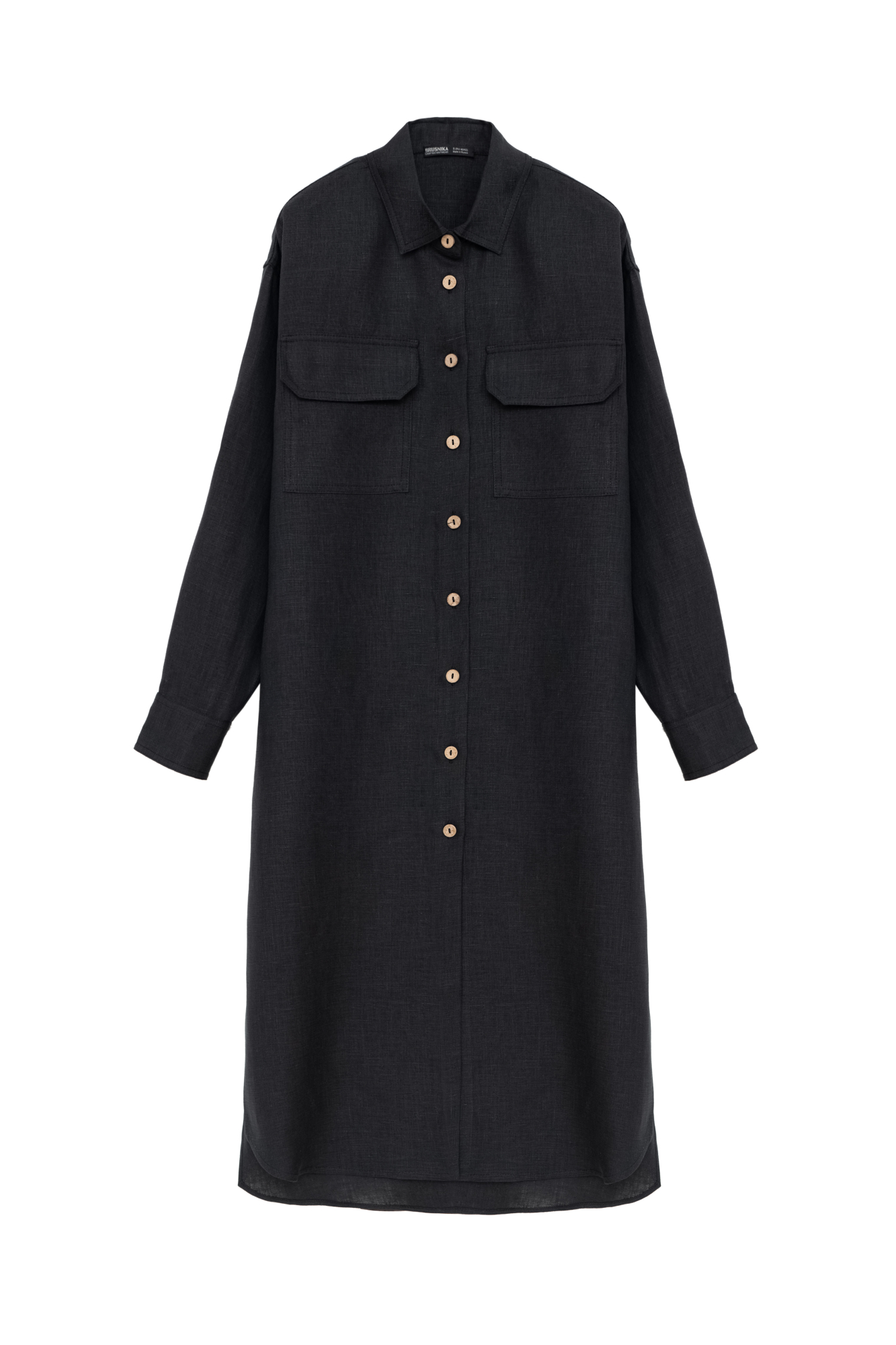 Платье-рубашка длины миди из 100% льна. Модель прямого кроя с длинным рукавом, отложным воротником и накладными карманами на груди. Застежка на пуговицы.