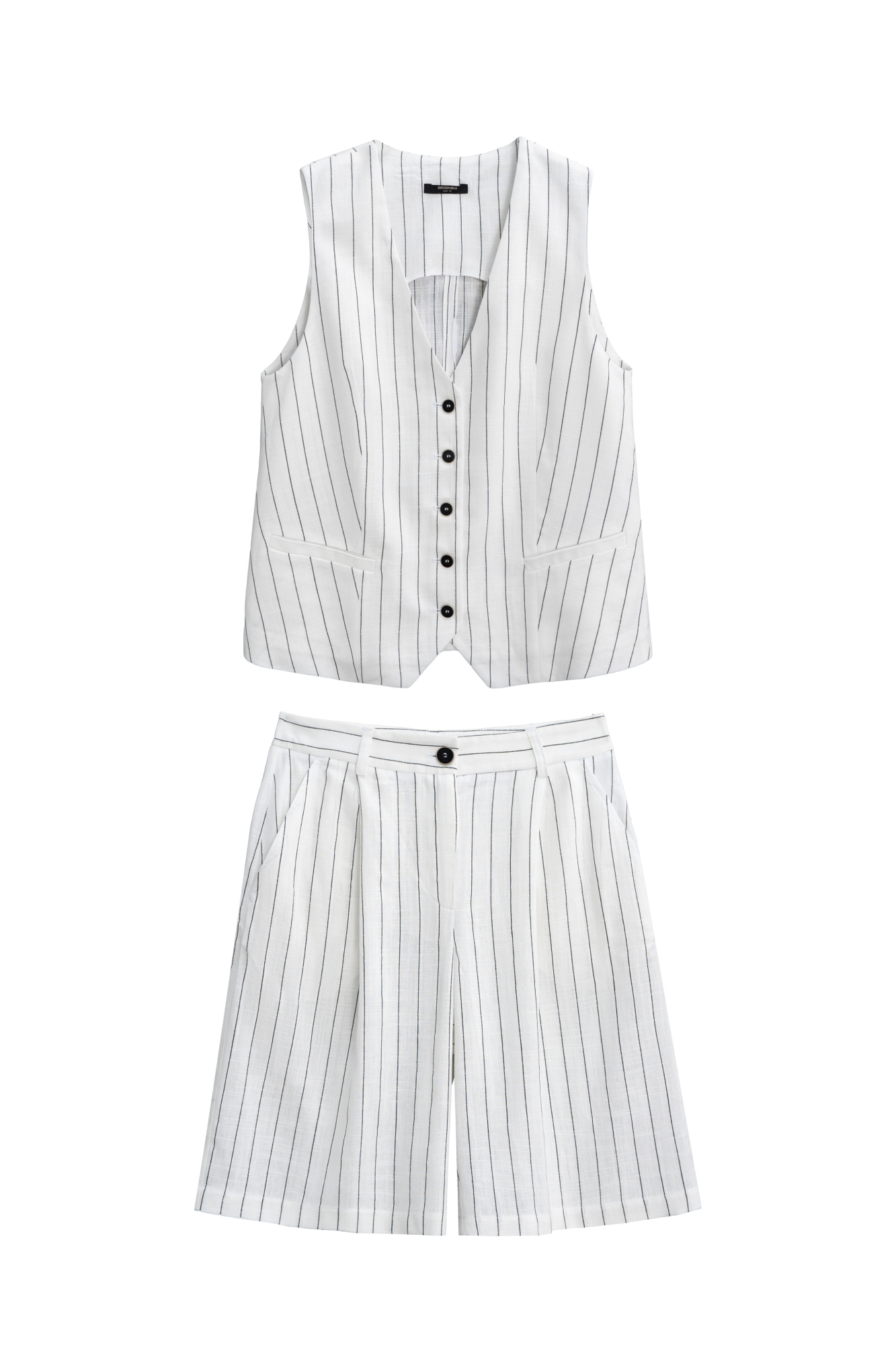 Льняной костюм в полоску из жилета и шорт. Классический жилет прямого кроя, с V-образным вырезом и застежкой на пуговицы. Короткие шорты с боковыми карманами и шлевками на поясе для ремня.Застежка на молнию и пуговицу. 