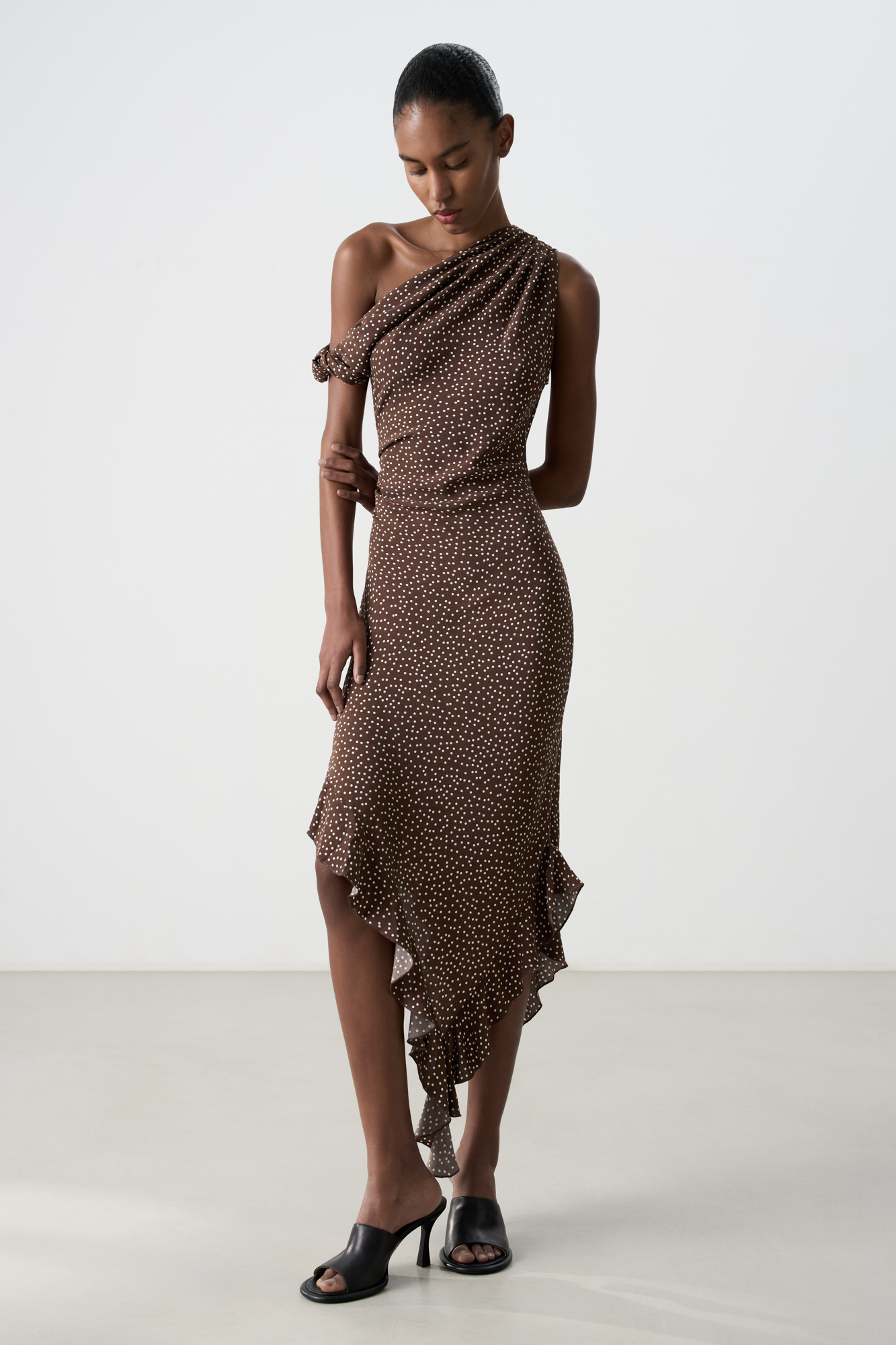 Платье с принтом из 100% креповой вискозы длины миди. Модель прямого силуэта, без рукавов, на широких бретельках с перекрутом, асимметричной юбкой, оборками и драпировкой на талии.