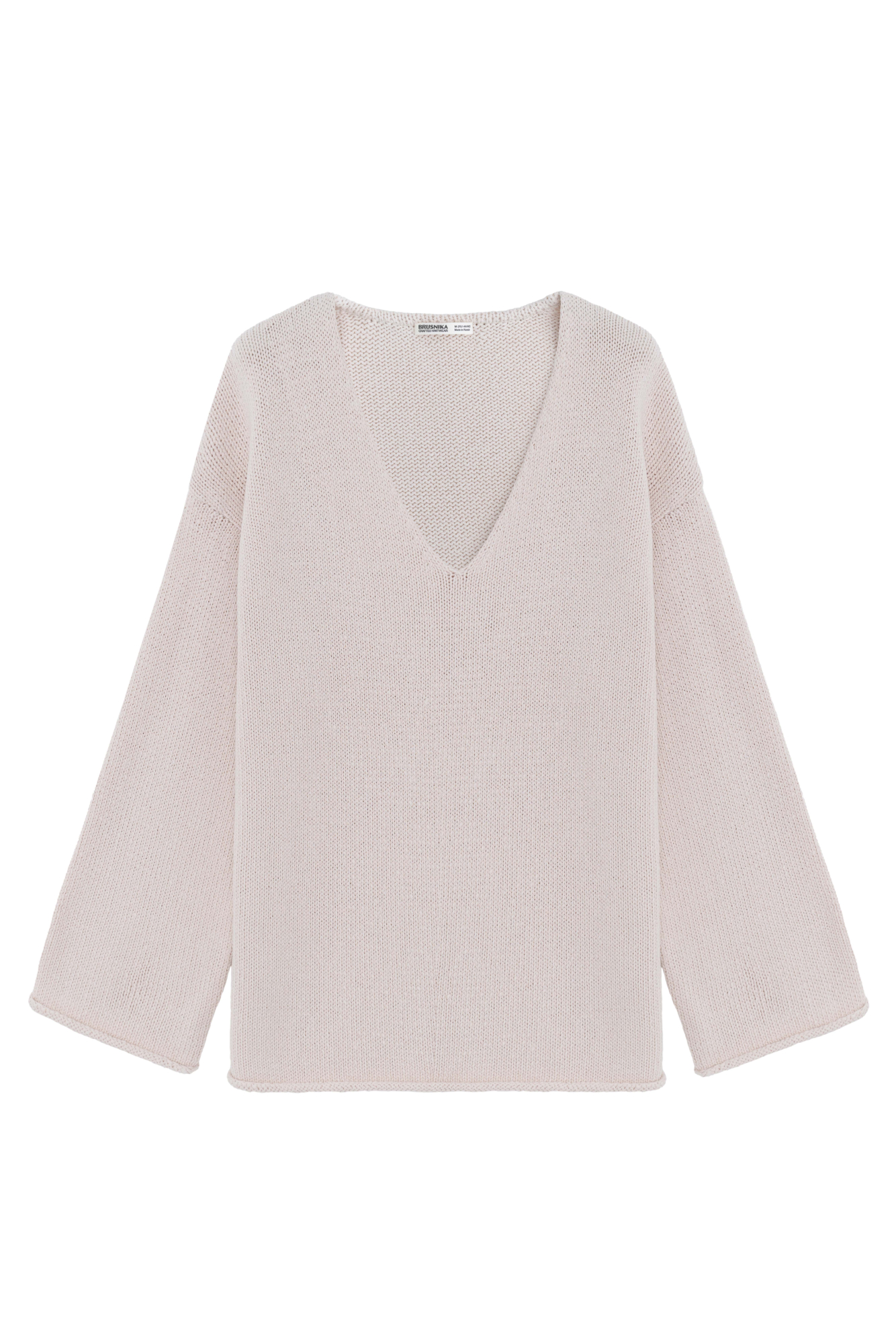Трикотажный джемпер с V-образным вырезом. Модель свободного силуэта со спущенной линией плеча.