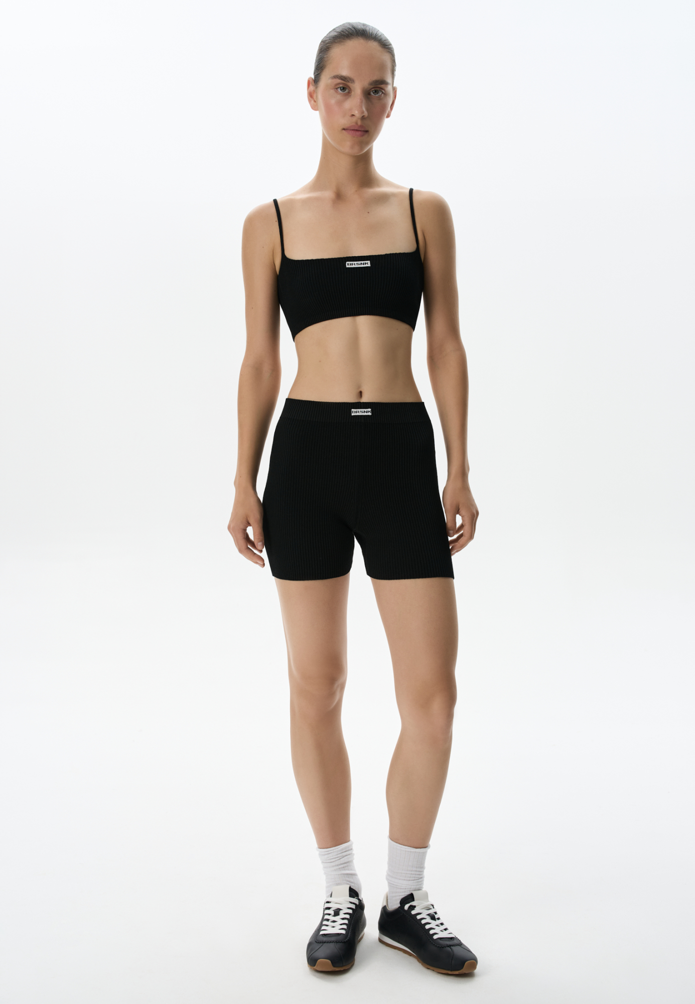 Трикотажные велосипедки из вискозы. Модель с эластичным поясом и жаккардовым ярлыком. Изделие выполнено в рубчик. Дополнить образ можно топом в таком же стиле.