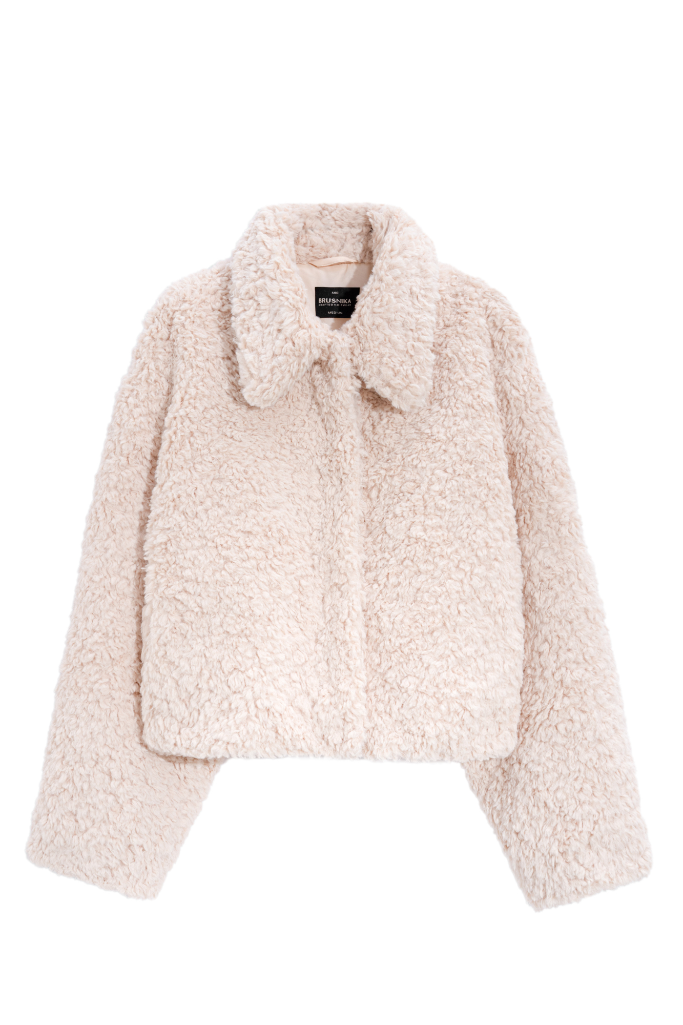 Объемная шуба из экомеха на синтепоне. Модель прямого кроя со спущенной линией плеча и отложным воротником. Застежка на скрытые кнопки под планкой.