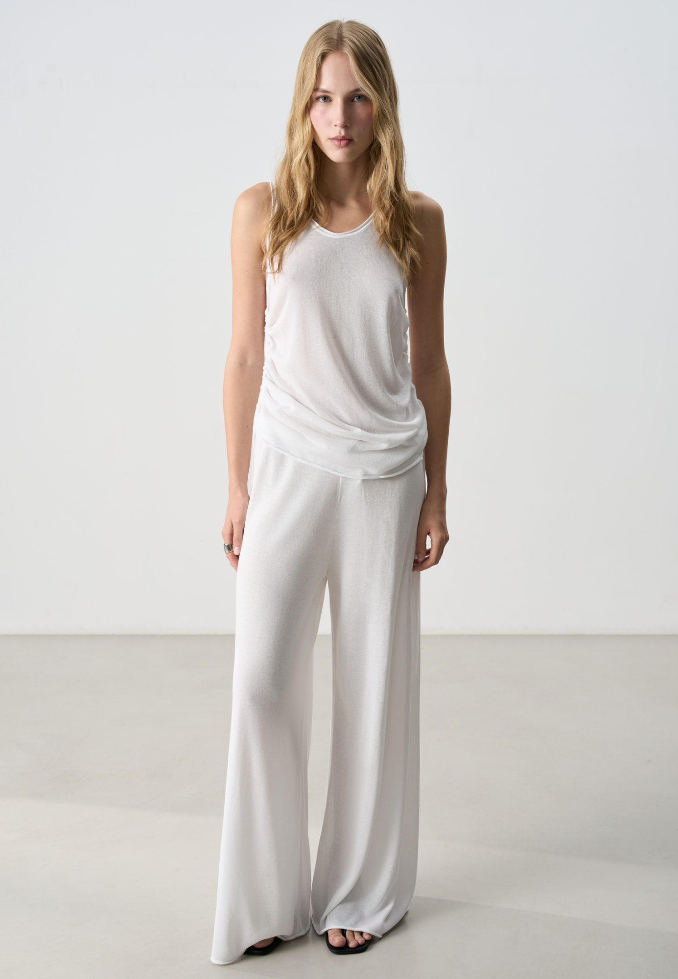 Трикотажные брюки палаццо из легкой вискозы. Модель свободного кроя с поясом на кулиске.