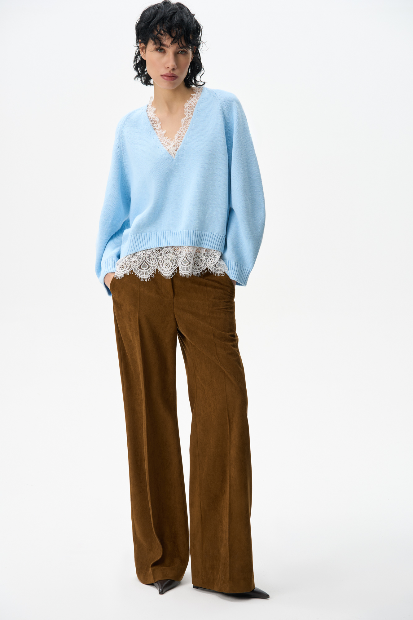 Брюки из ткани с имитацией внешнего вида и свойств натуральной замши. Модель прямого кроя со шлевками на поясе для ремня, боковыми карманами, карманами сзади и стрелками. Застежка на&nbsp;&nbsp;пуговицу и молнию. Отделка строчкой в тон.