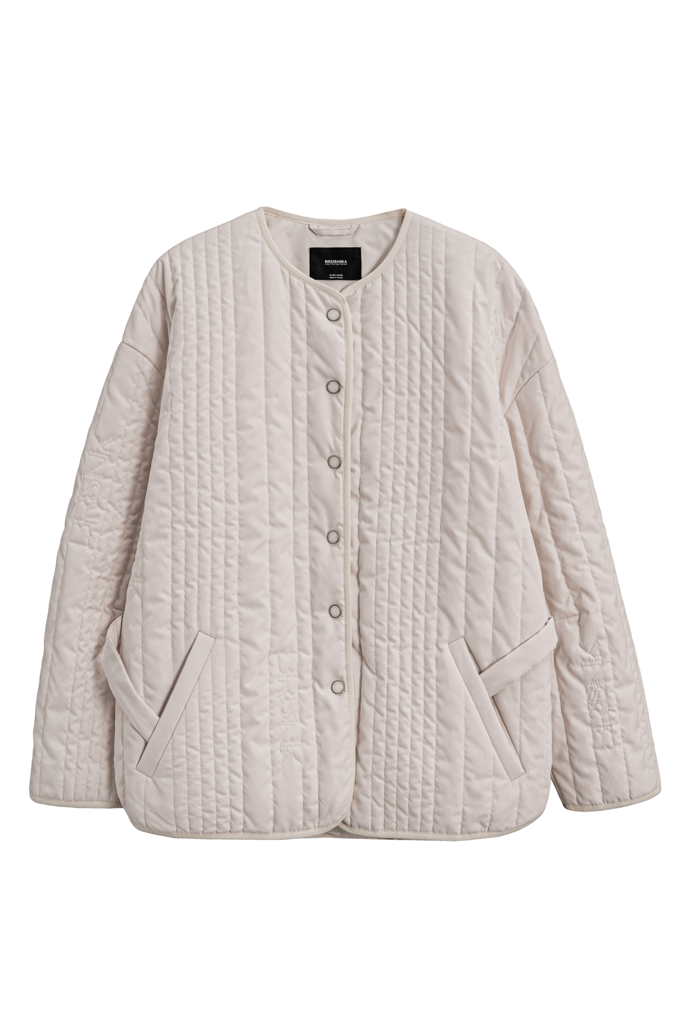 Стеганая куртка на синтепоне из нейлона. Модель с круглым вырезом горловины, спущенной линией плеч и карманами. Застежка на кнопки.<br />
Изделие можно использовать как второй слой под верхнюю одежду.