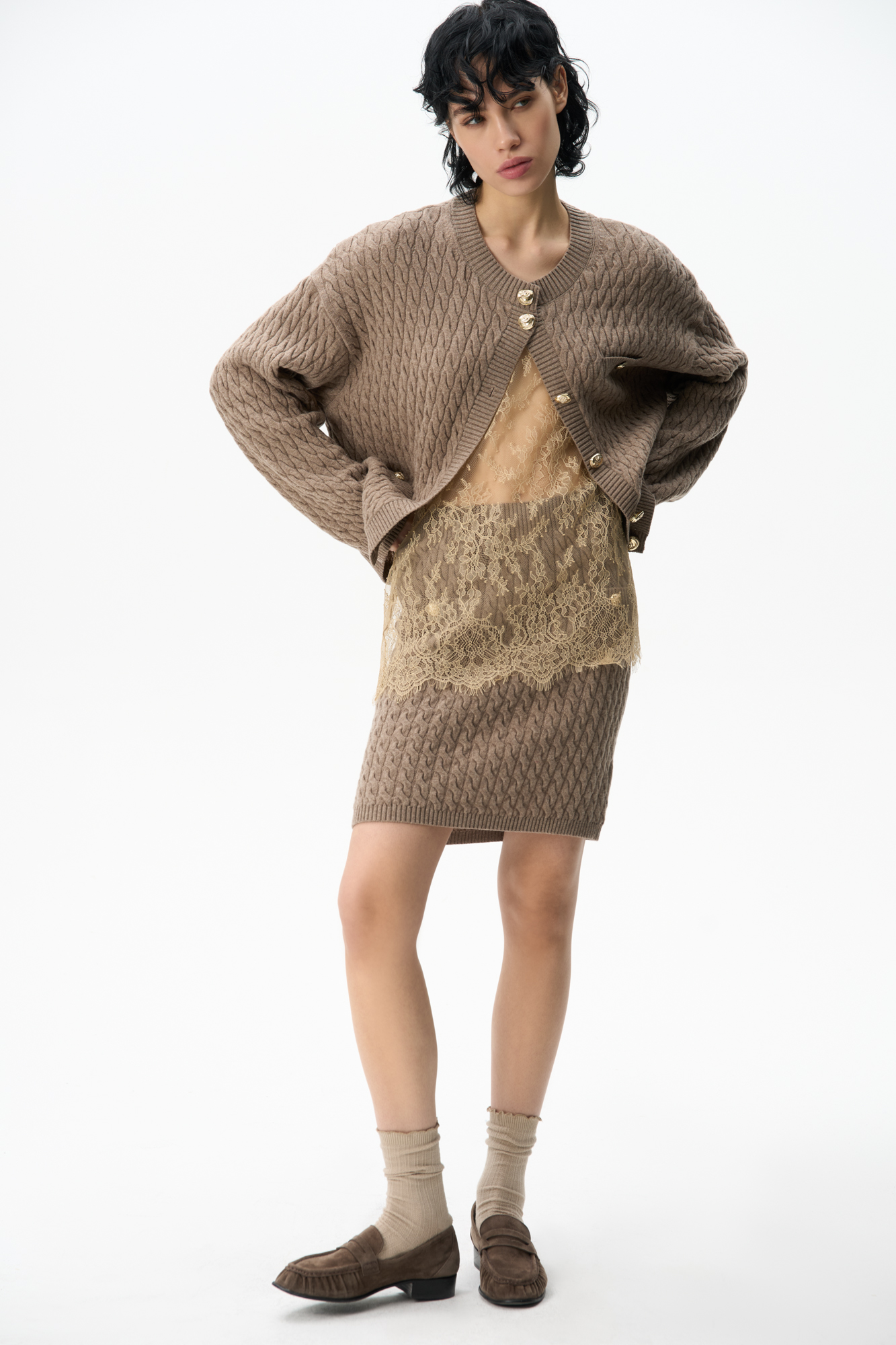 Юбка длины мини из 100% шерсти мериноса экстрафайн, выполненная вязкой косами. Модель по фигуре с эластичным поясом в рубчик. Имитация карманов с клапанами. Изделие декорировано крупными акцентными пуговицами.