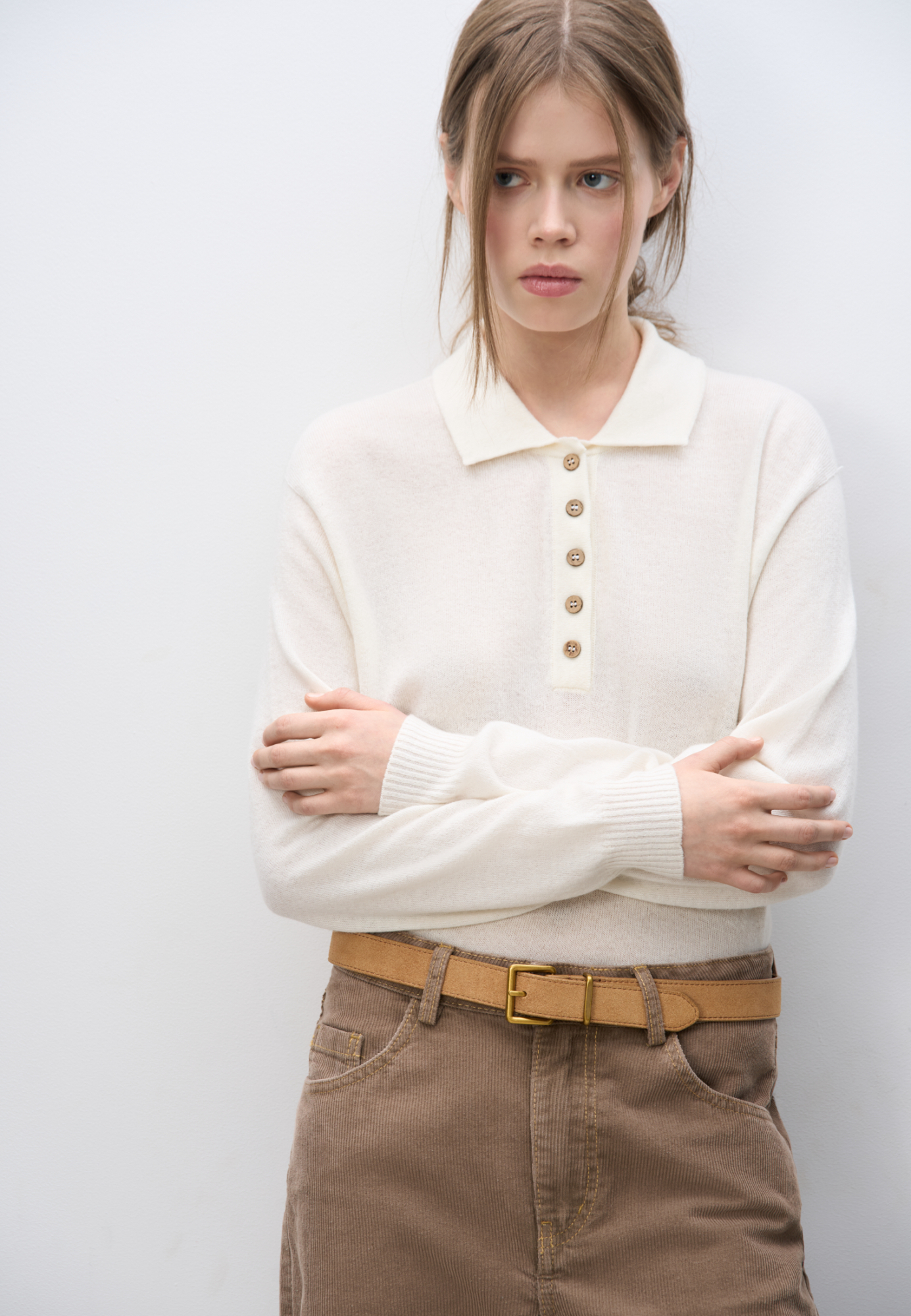 Трикотажный джемпер из кашемира и шерсти. Модель прямого силуэта со спущенной линией плеча и воротником поло на пуговицах. Манжеты рукавов и низ изделия выполнен в рубчик.