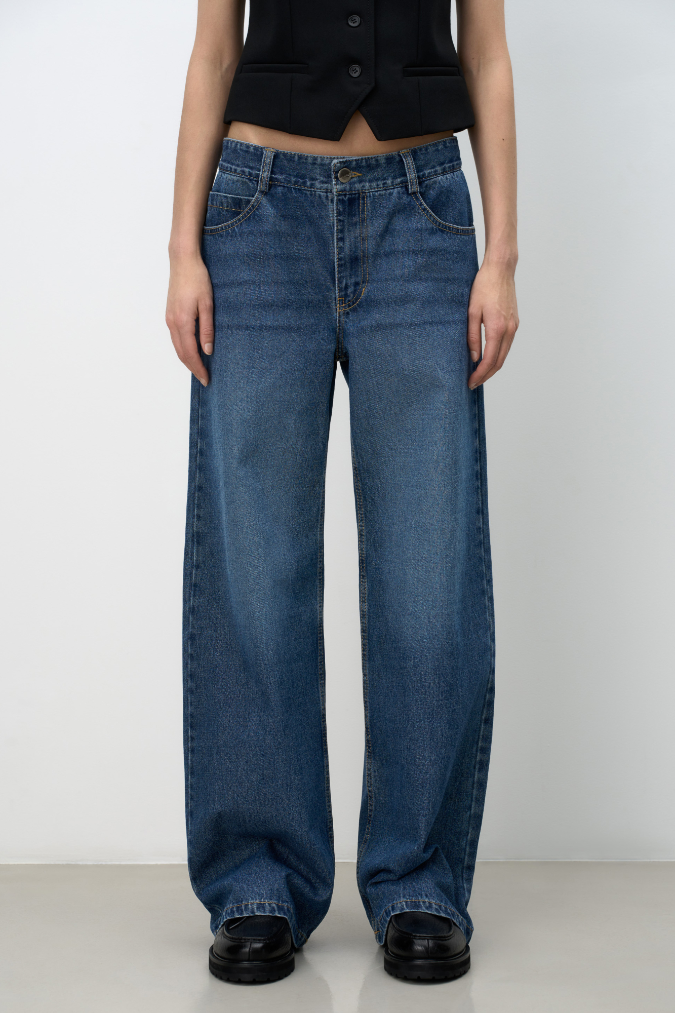 Прямые джинсы из 100% хлопка с боковыми карманами. Модель со средней посадкой и потайной застежкой на молнию и пуговицу.