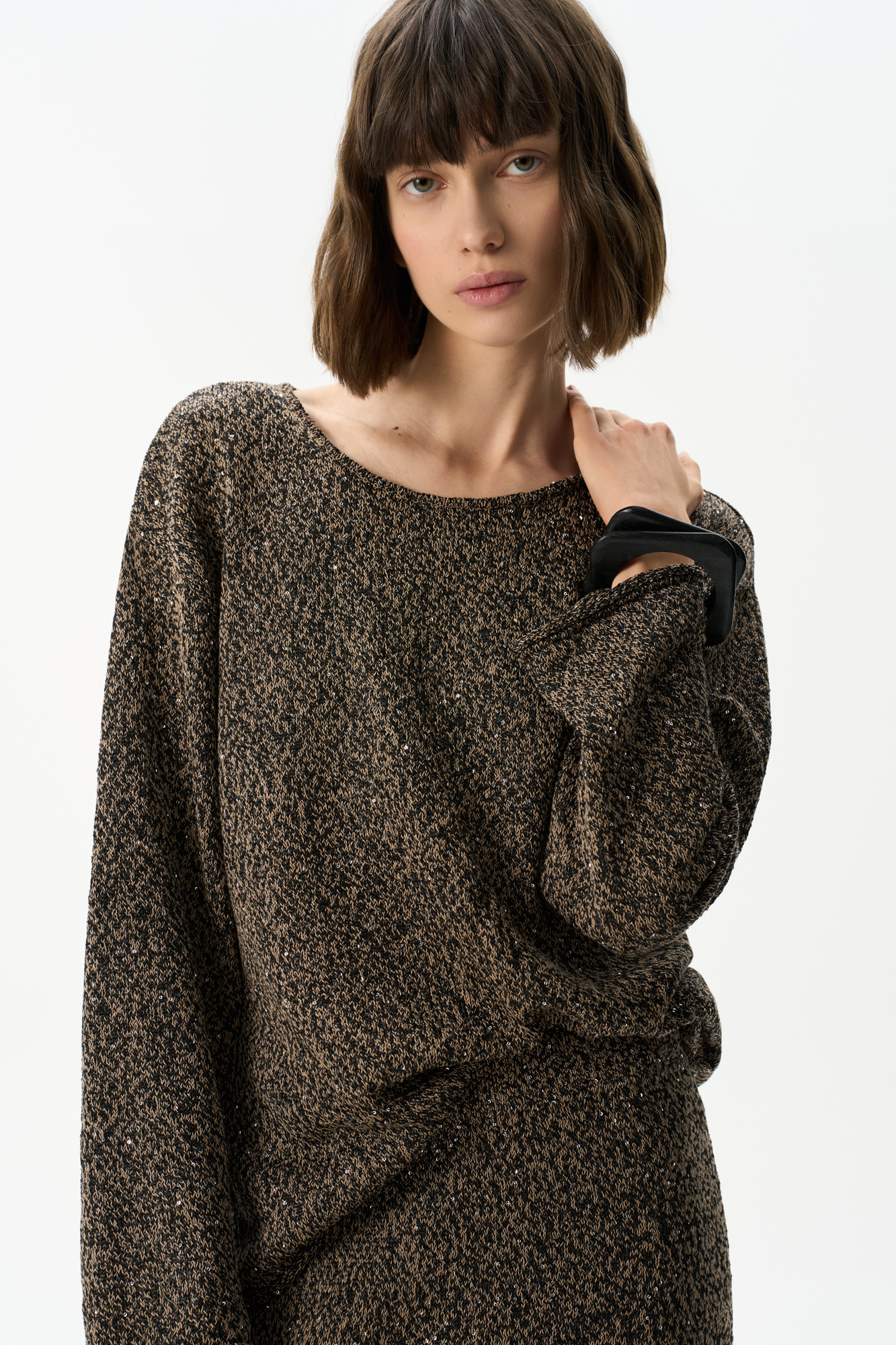 Трикотажный джемпер из хлопка с пайетками и люрексом. Модель свободного силуэта с длинными рукавами и круглым вырезом горловины.