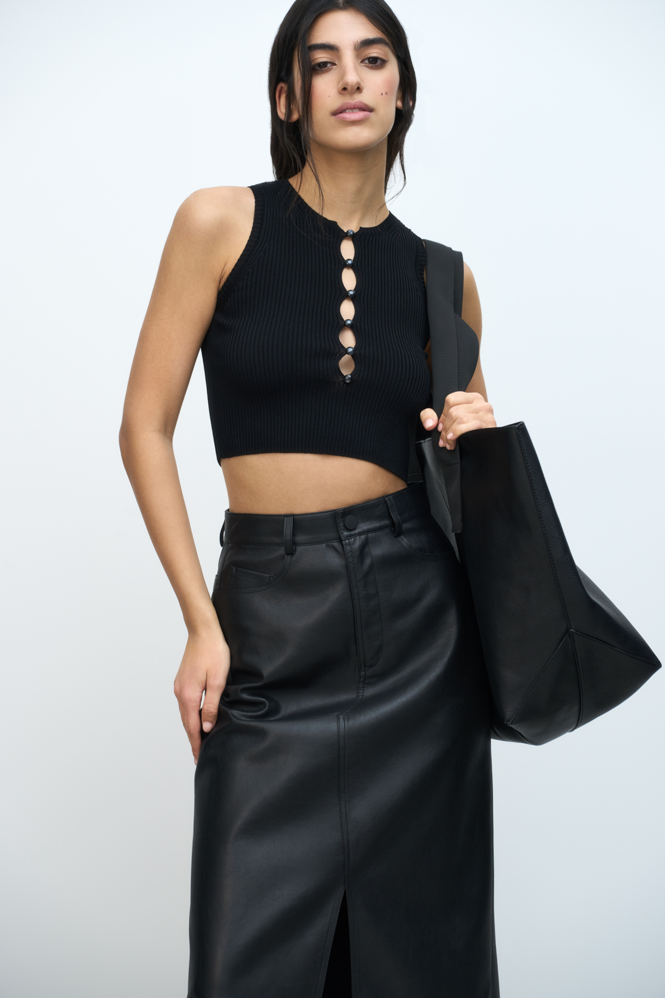 Трикотажный топ без рукавов. Модель с глубоким вырезом на пуговицах.